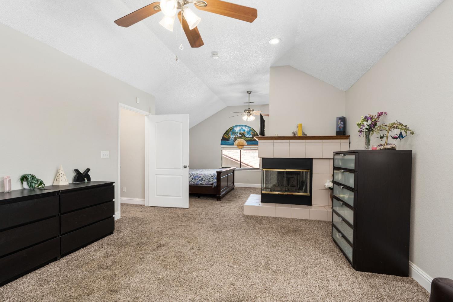 2210 E Jon Dr, Fresno, CA 93720