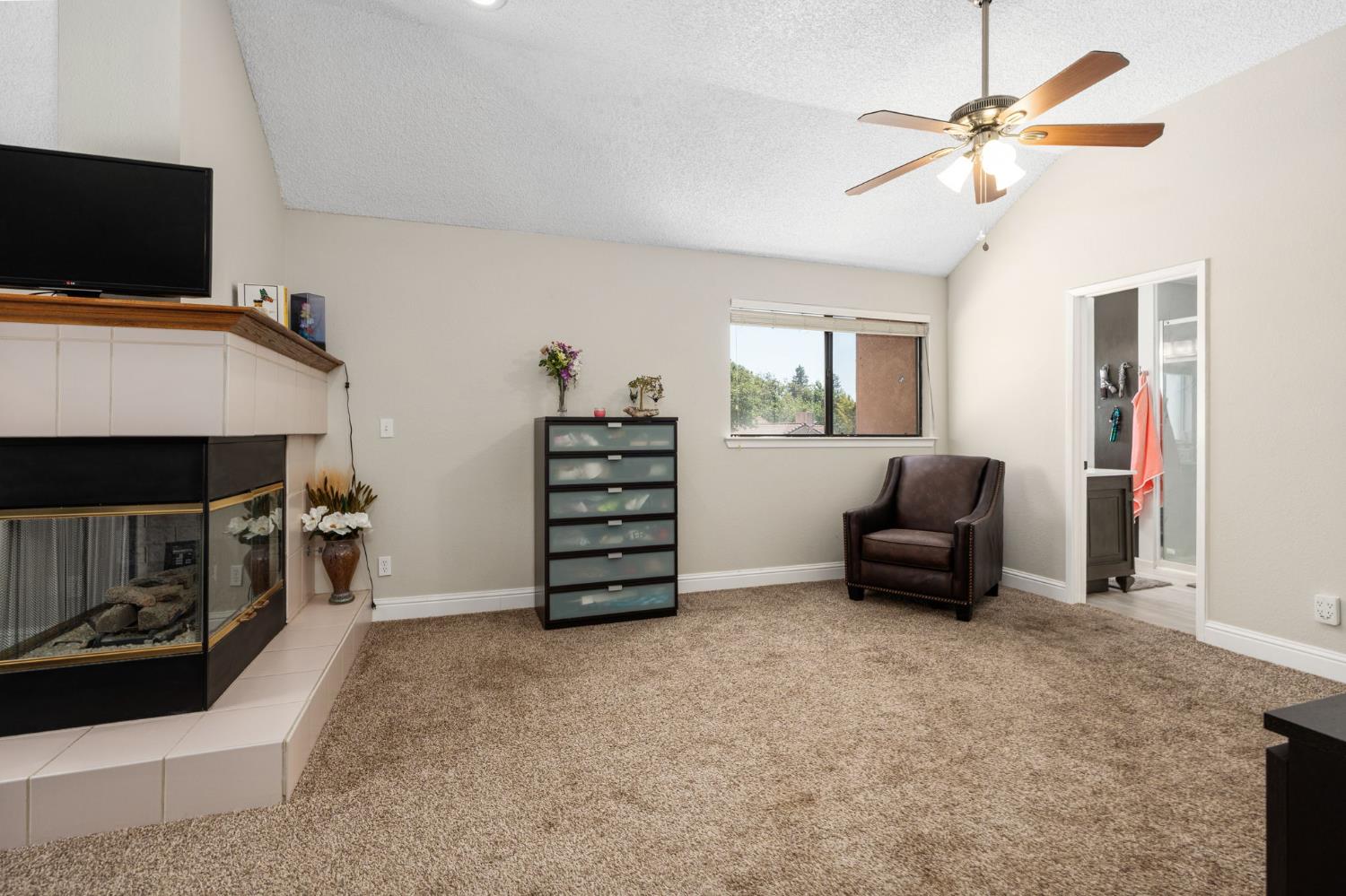 2210 E Jon Dr, Fresno, CA 93720