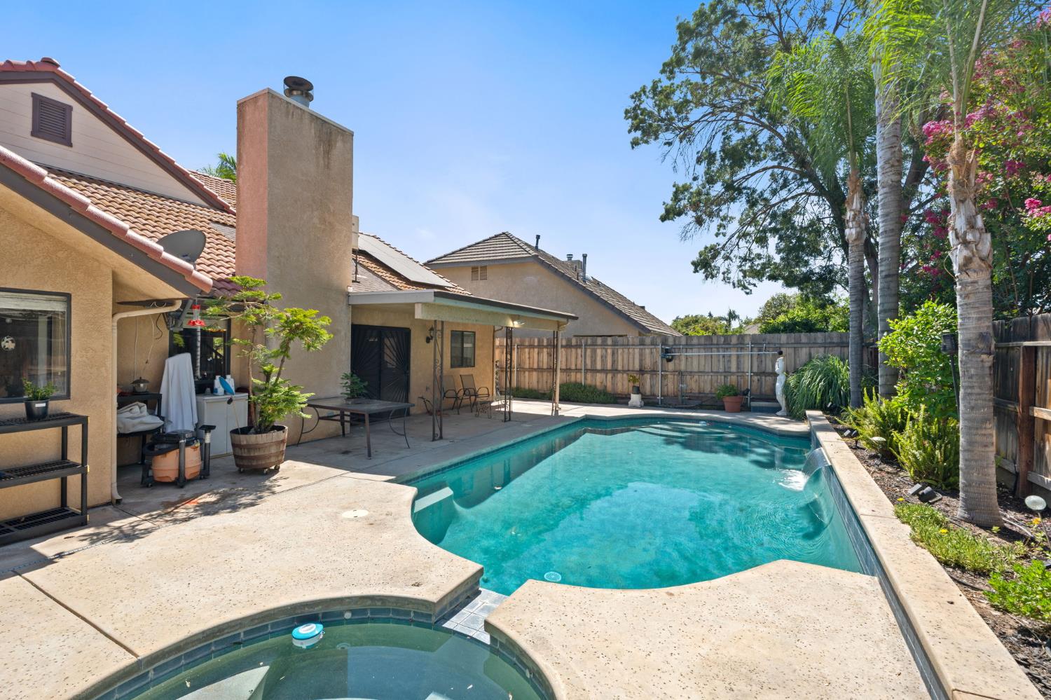 2210 E Jon Dr, Fresno, CA 93720