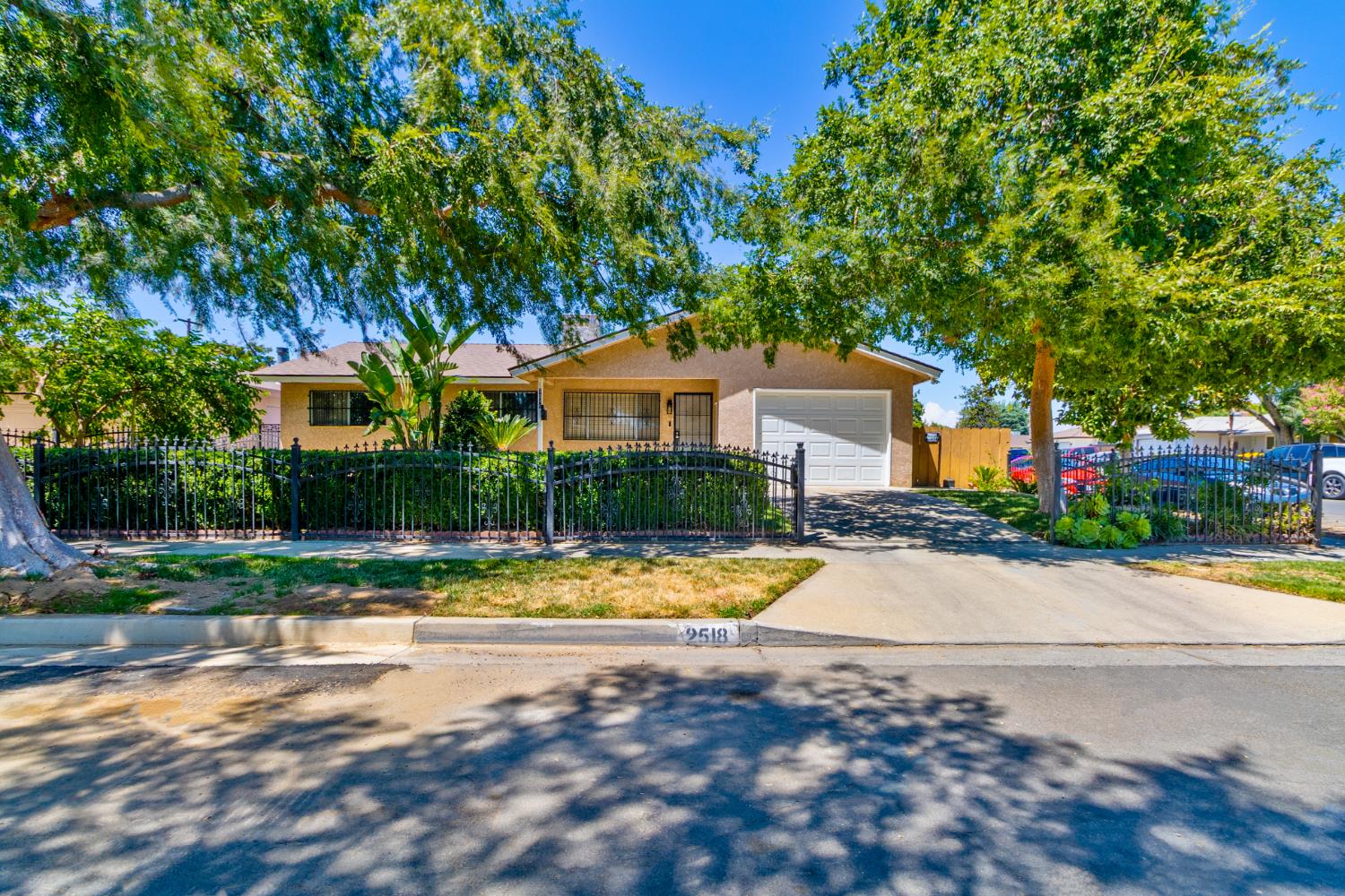 2518 W Pontiac Way, Fresno, CA 93705