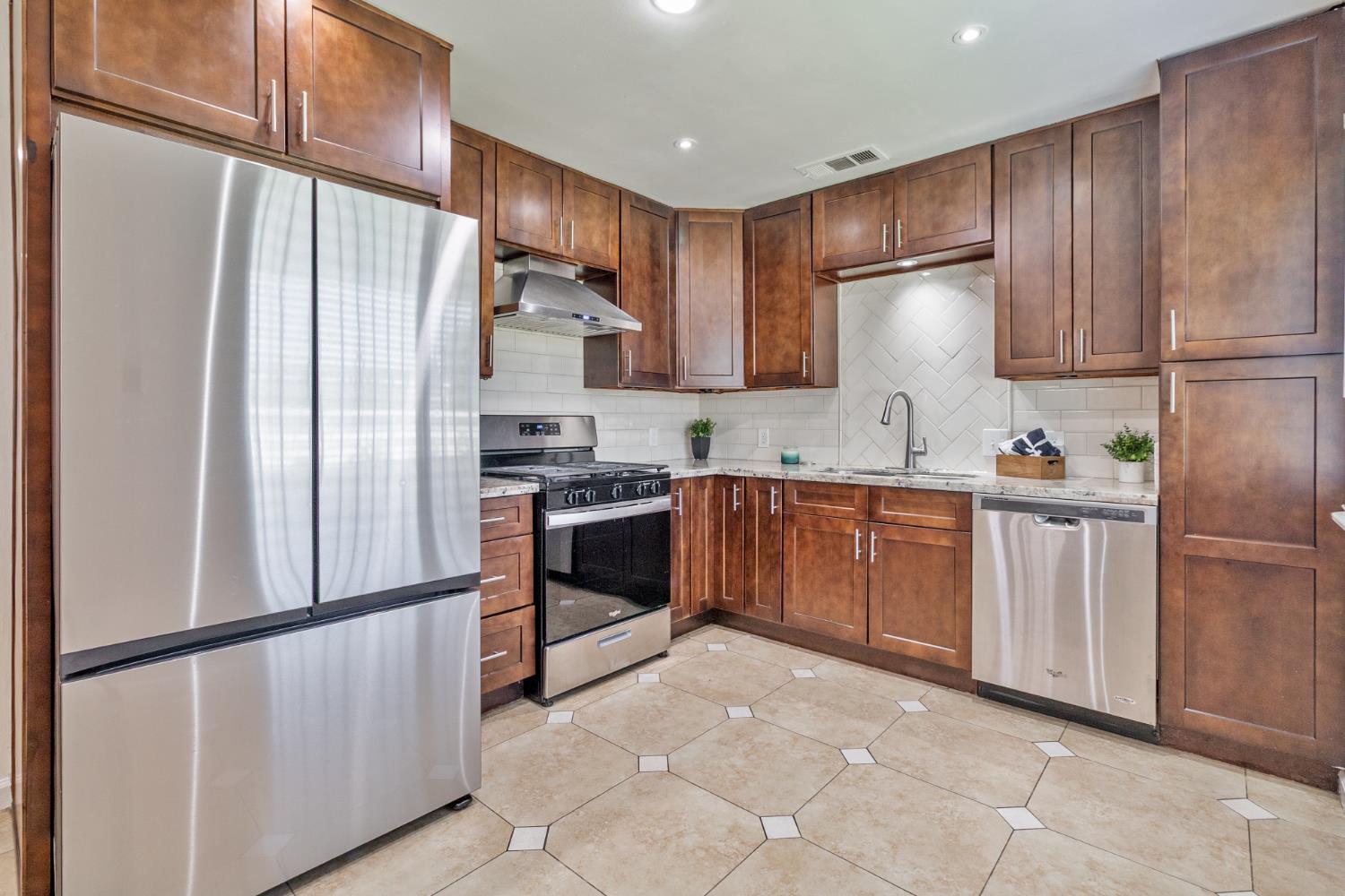 2518 W Pontiac Way, Fresno, CA 93705