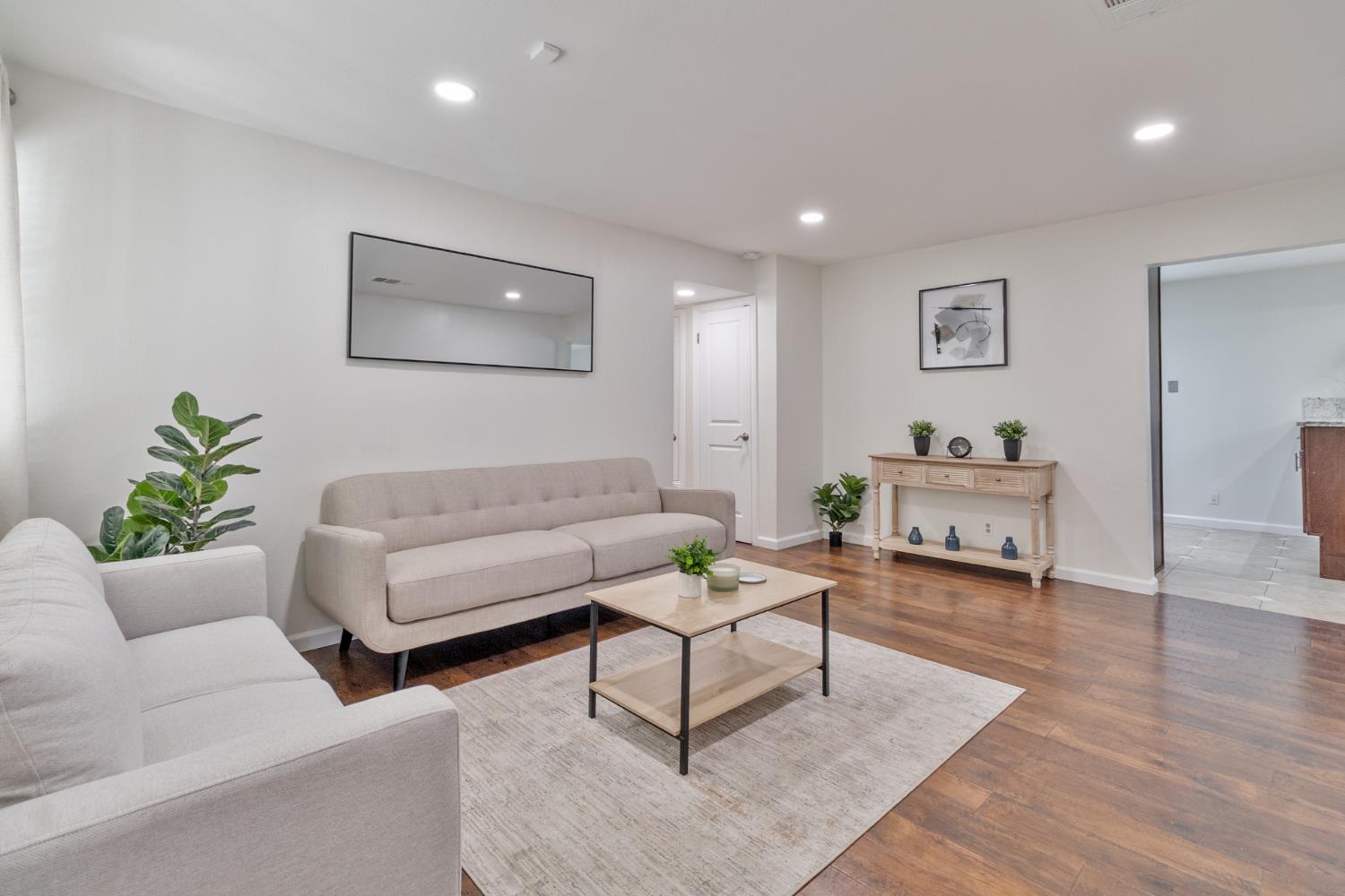 2518 W Pontiac Way, Fresno, CA 93705