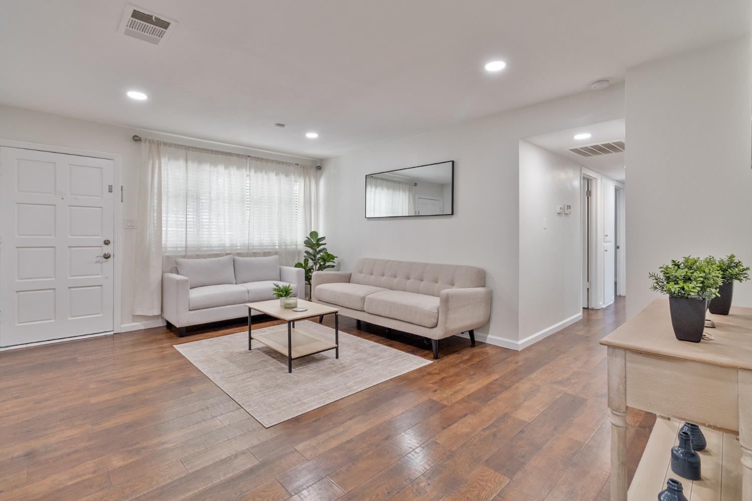 2518 W Pontiac Way, Fresno, CA 93705