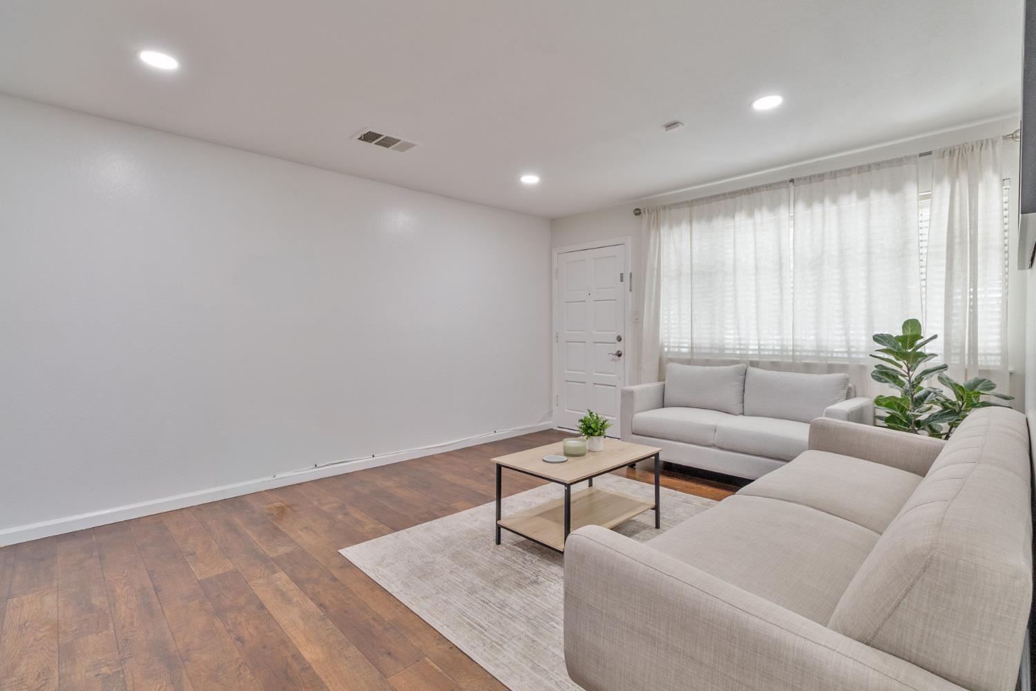 2518 W Pontiac Way, Fresno, CA 93705