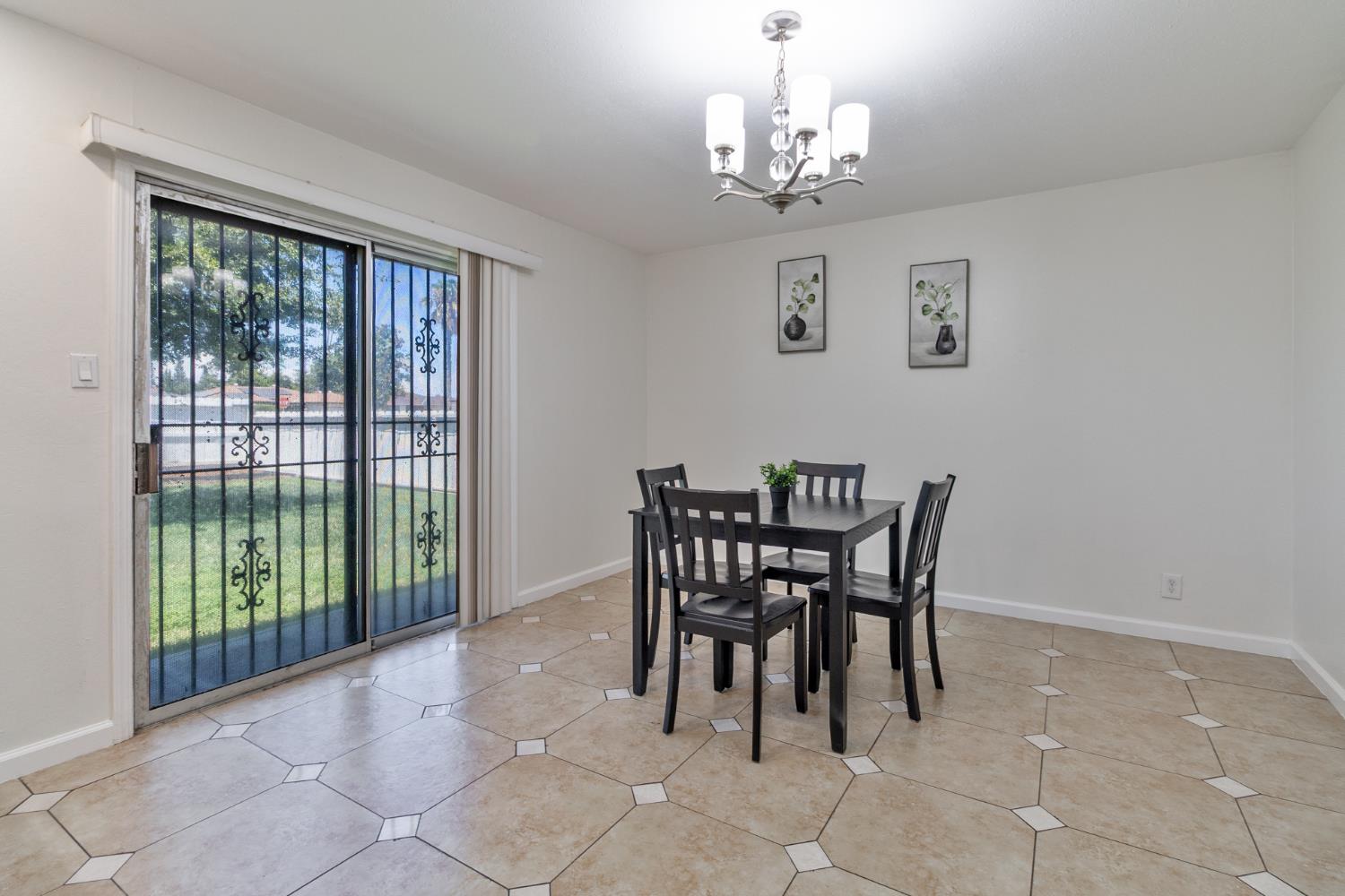 2518 W Pontiac Way, Fresno, CA 93705