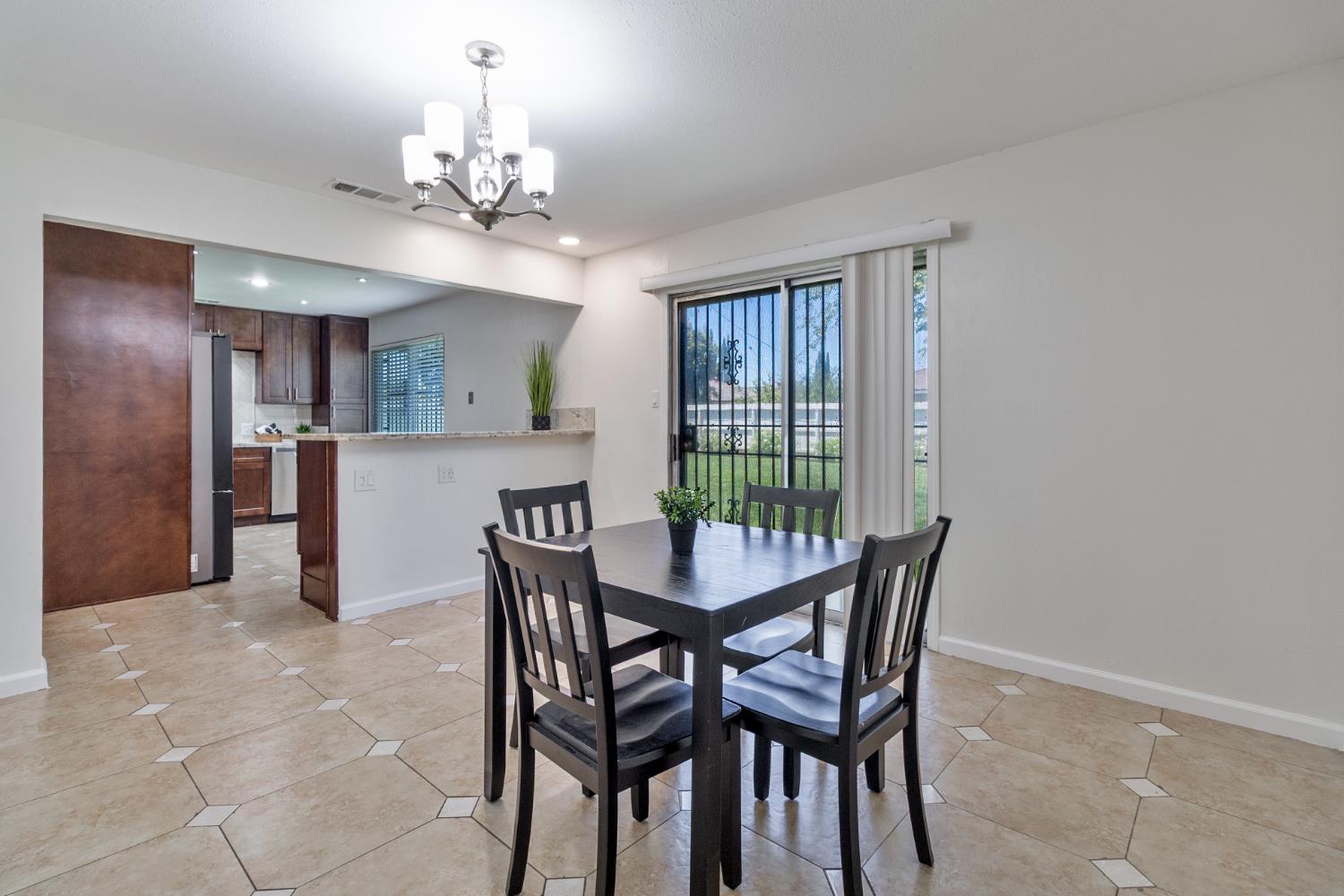 2518 W Pontiac Way, Fresno, CA 93705