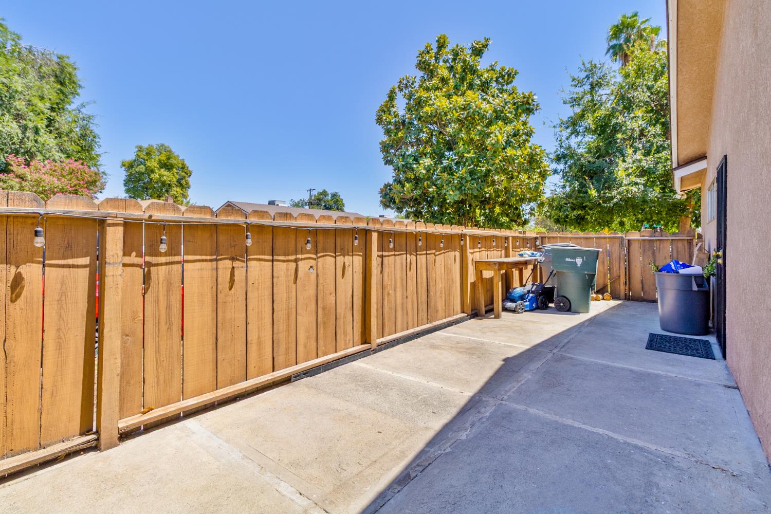 2518 W Pontiac Way, Fresno, CA 93705