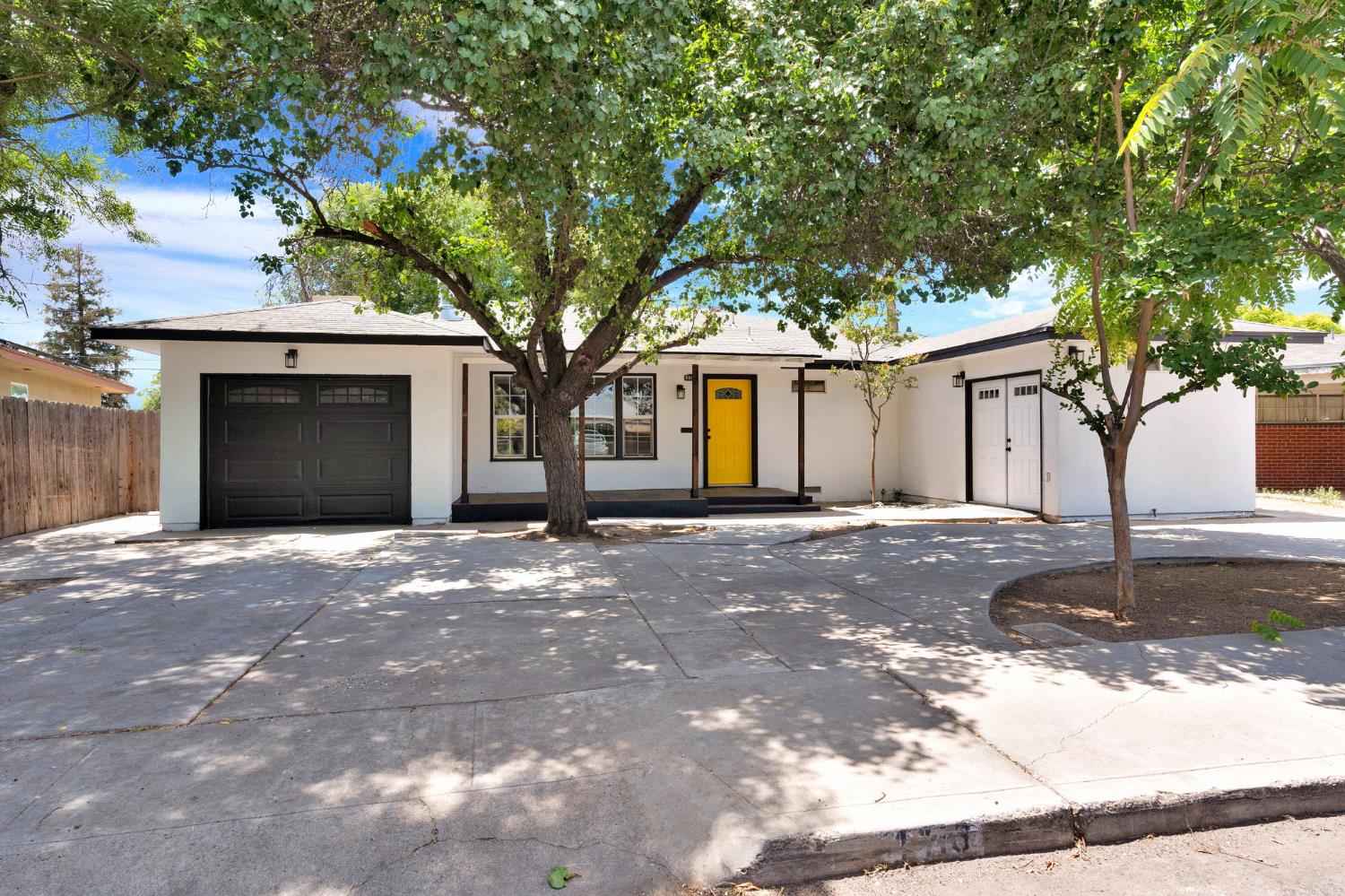 4416 E Curran Dr, Fresno, CA 93703
