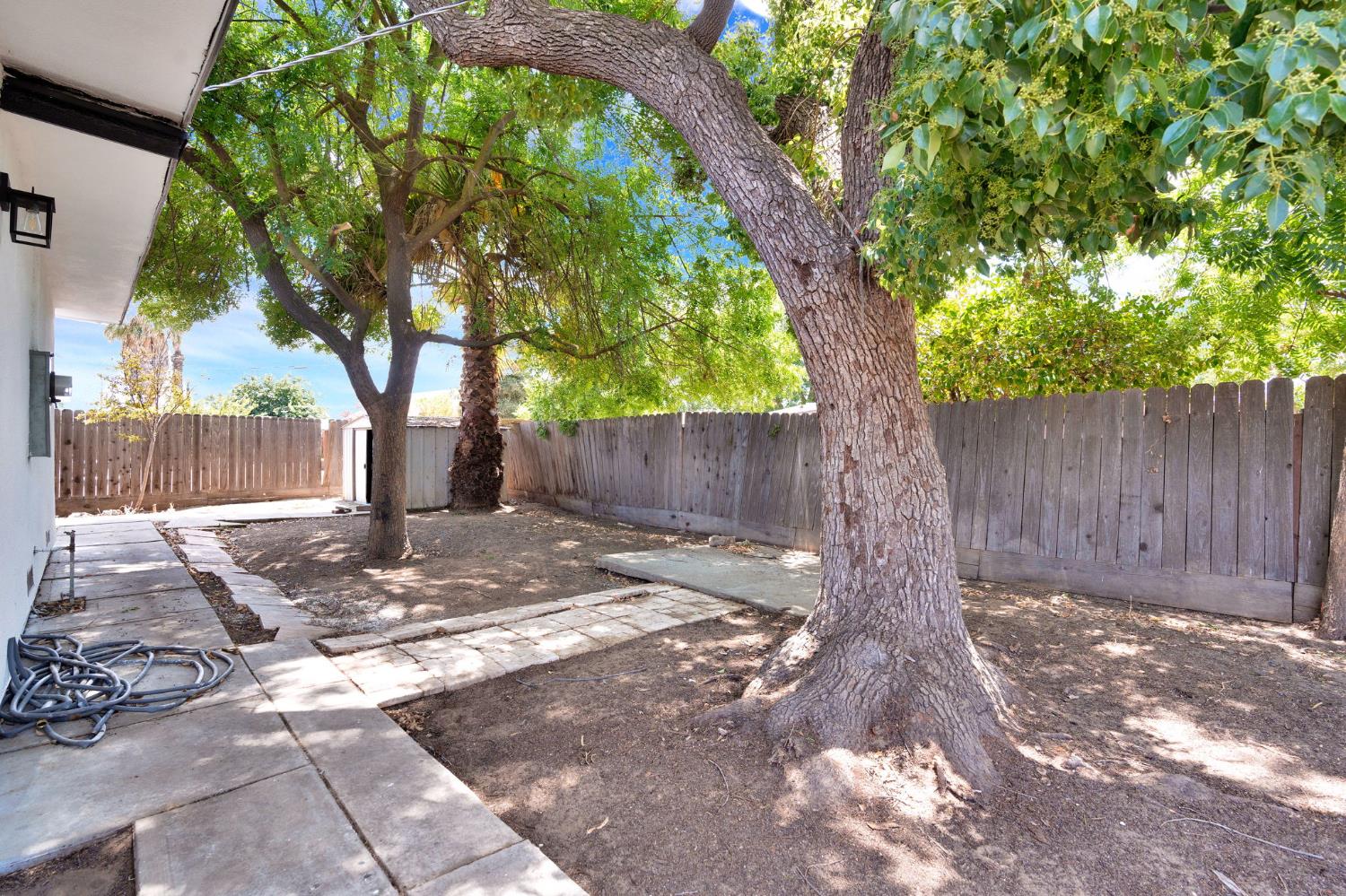4416 E Curran Dr, Fresno, CA 93703