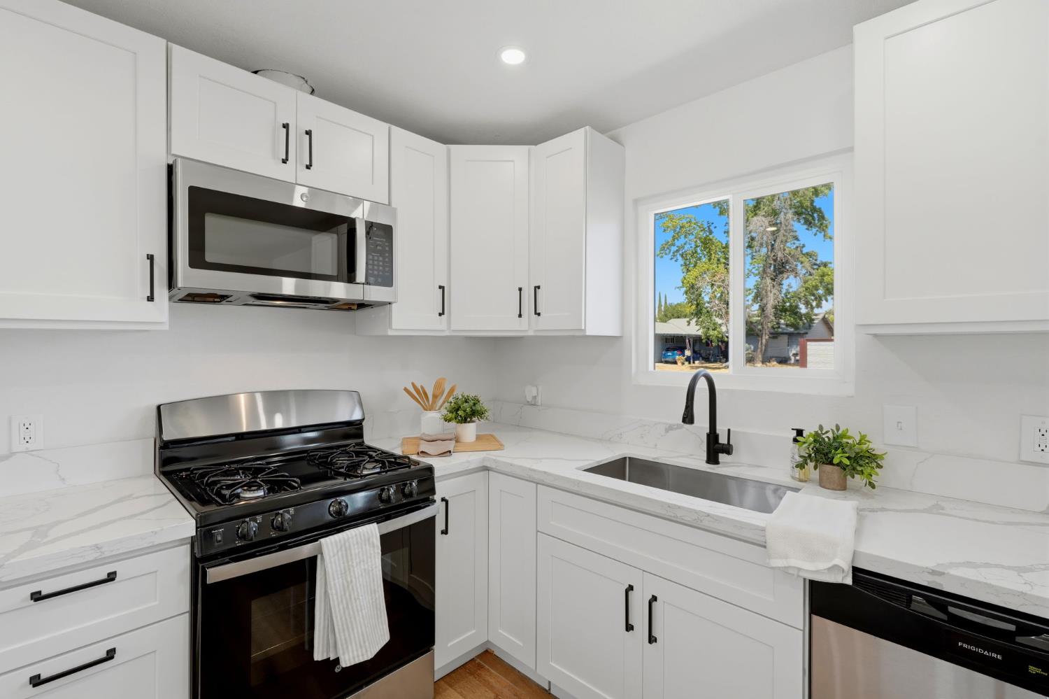 905 S Leila St, Visalia, CA 93277
