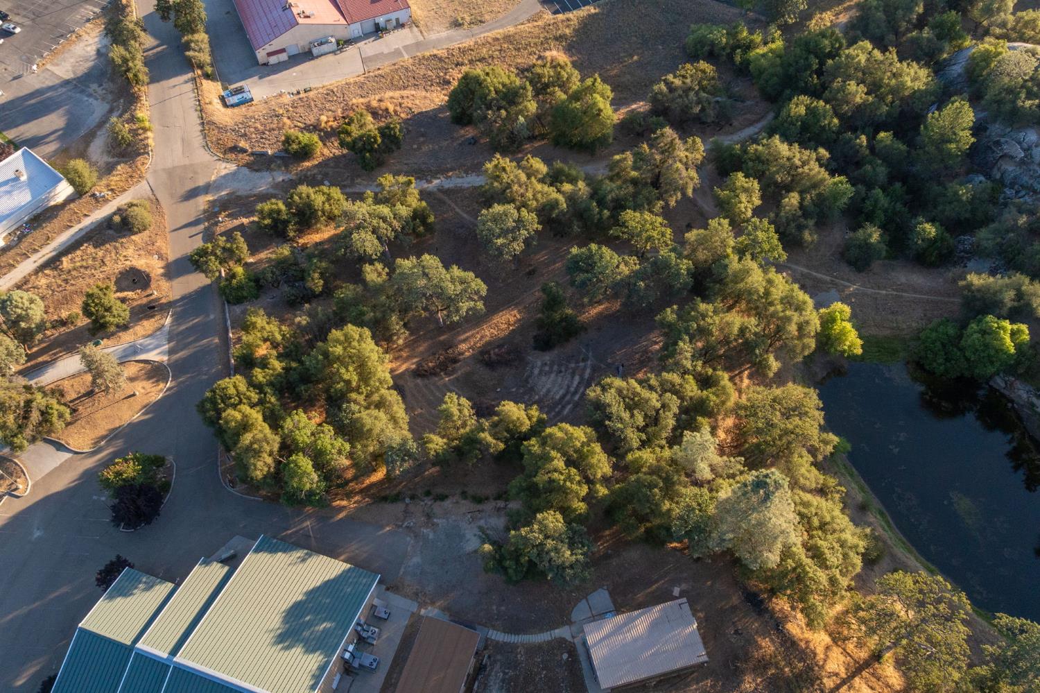 1 Junction Dr, Oakhurst, CA 93644