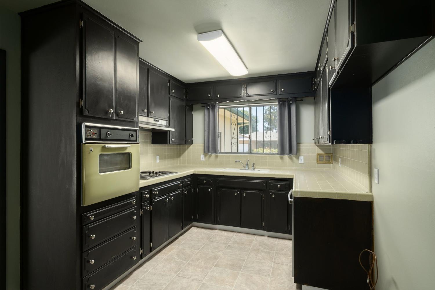 2616 W San Gabriel Ave, Fresno, CA 93705