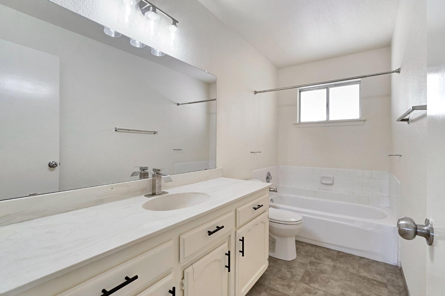 4107 W Amherst Ave, Fresno, CA 93722