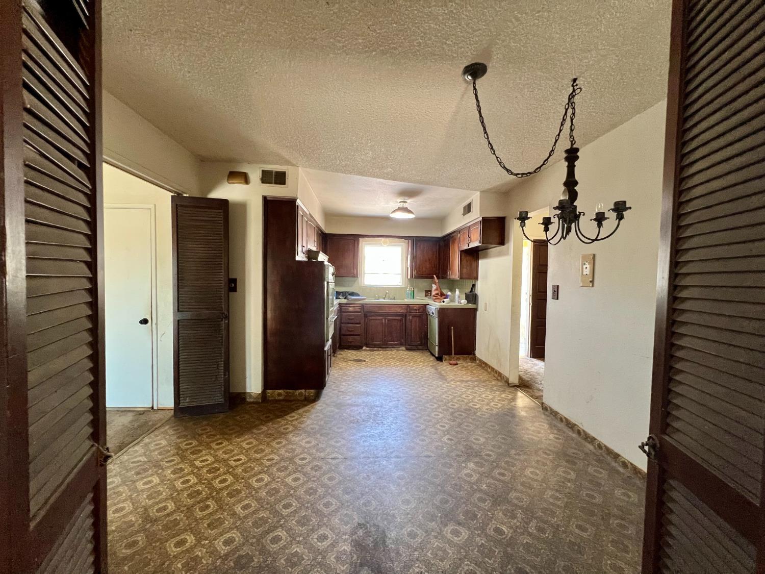 1569 E Olive Ave, Porterville, CA 93257