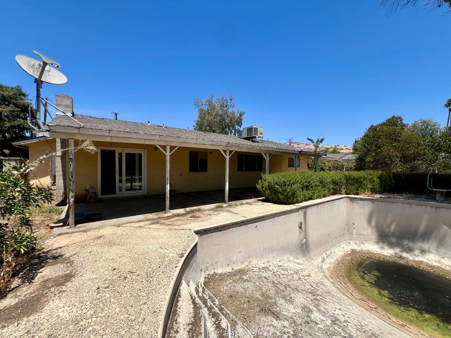 1569 E Olive Ave, Porterville, CA 93257