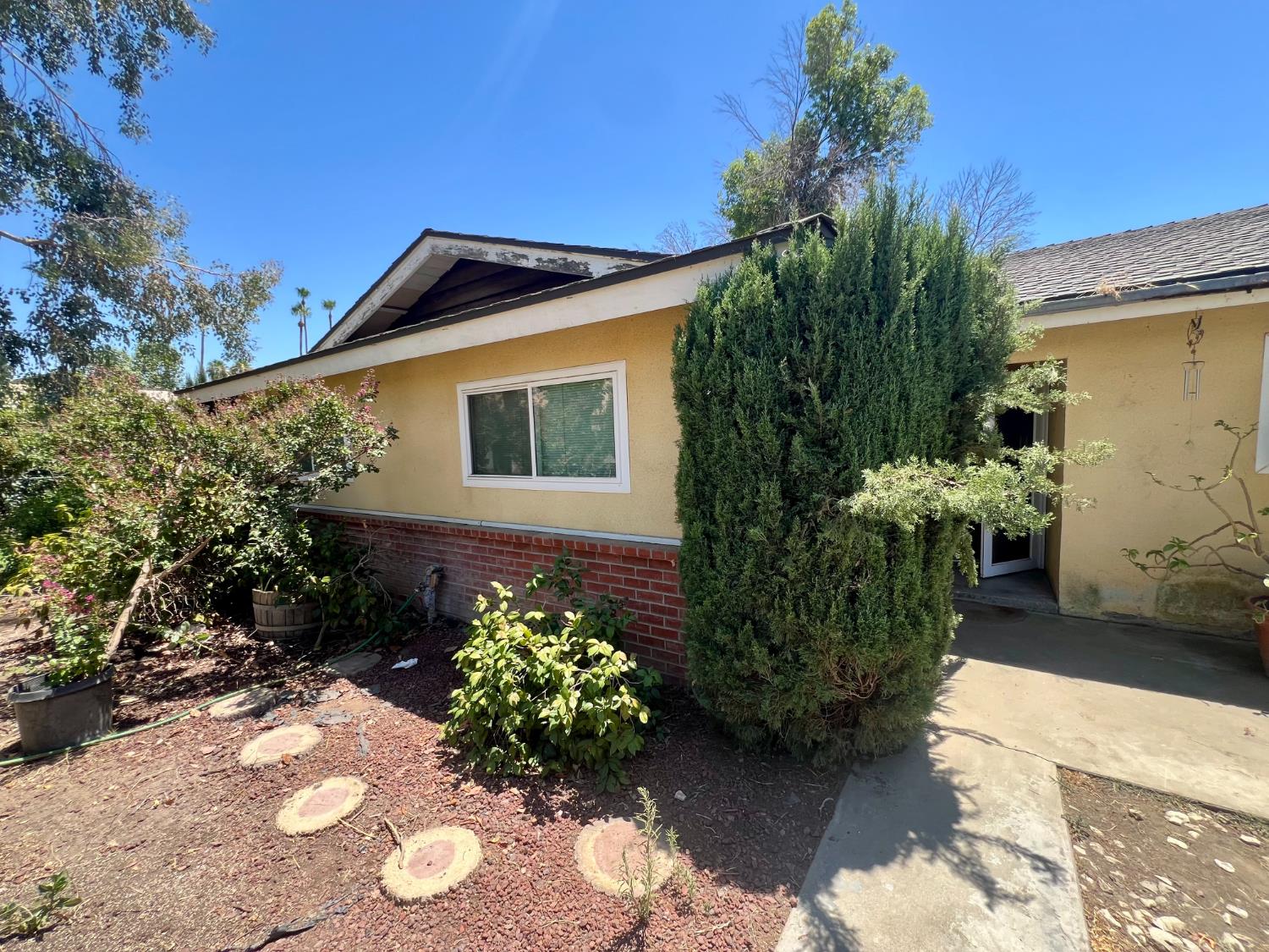 1569 E Olive Ave, Porterville, CA 93257