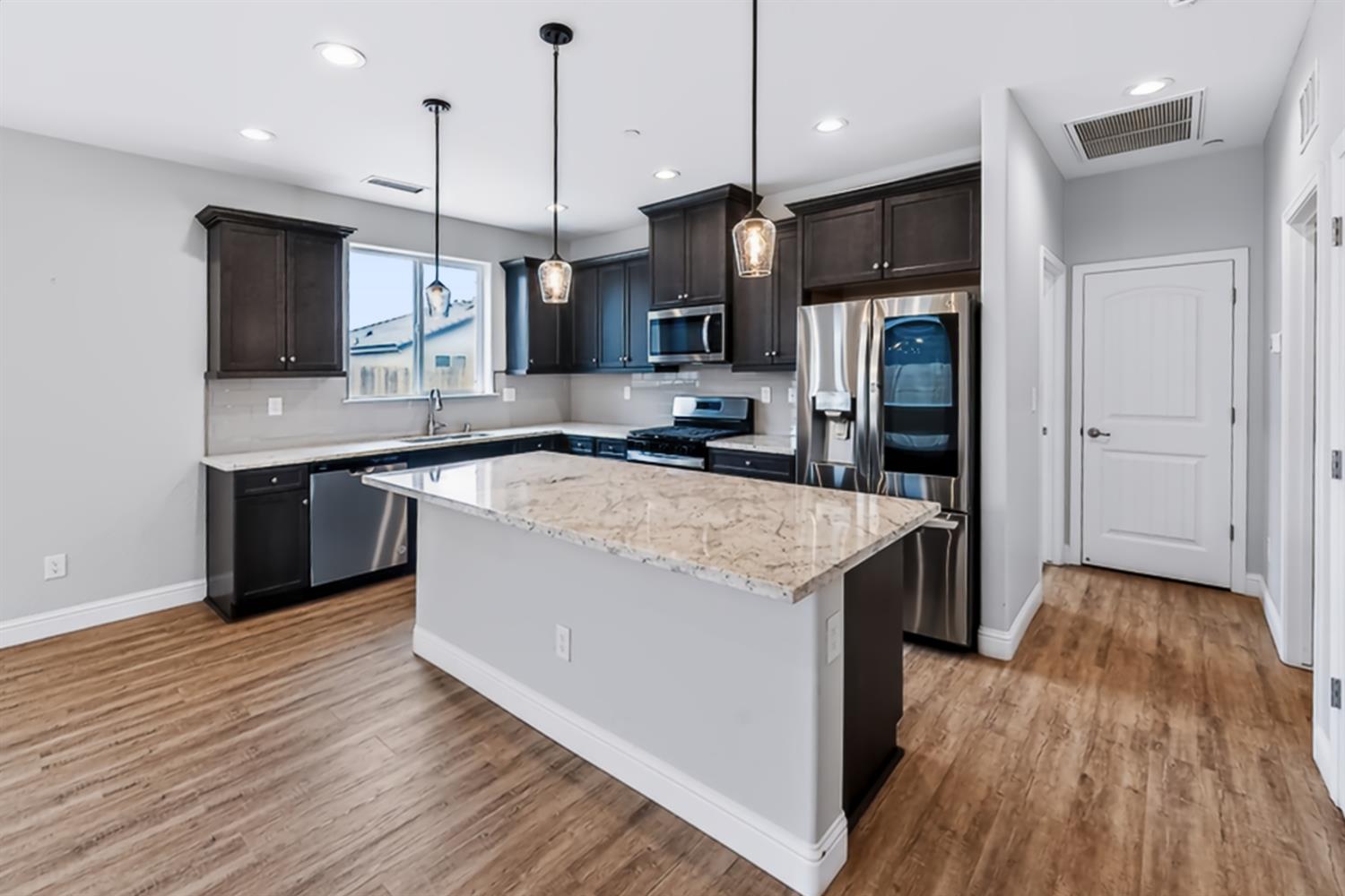 1140 Wasatch Dr, Madera, CA 93638