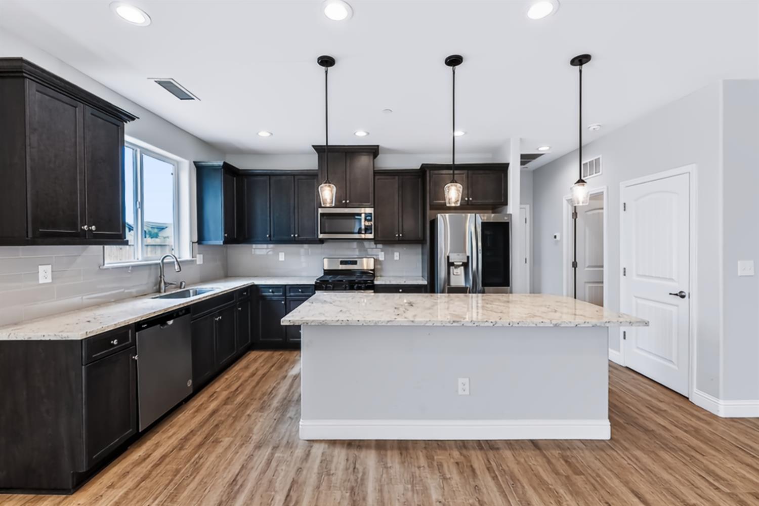 1140 Wasatch Dr, Madera, CA 93638