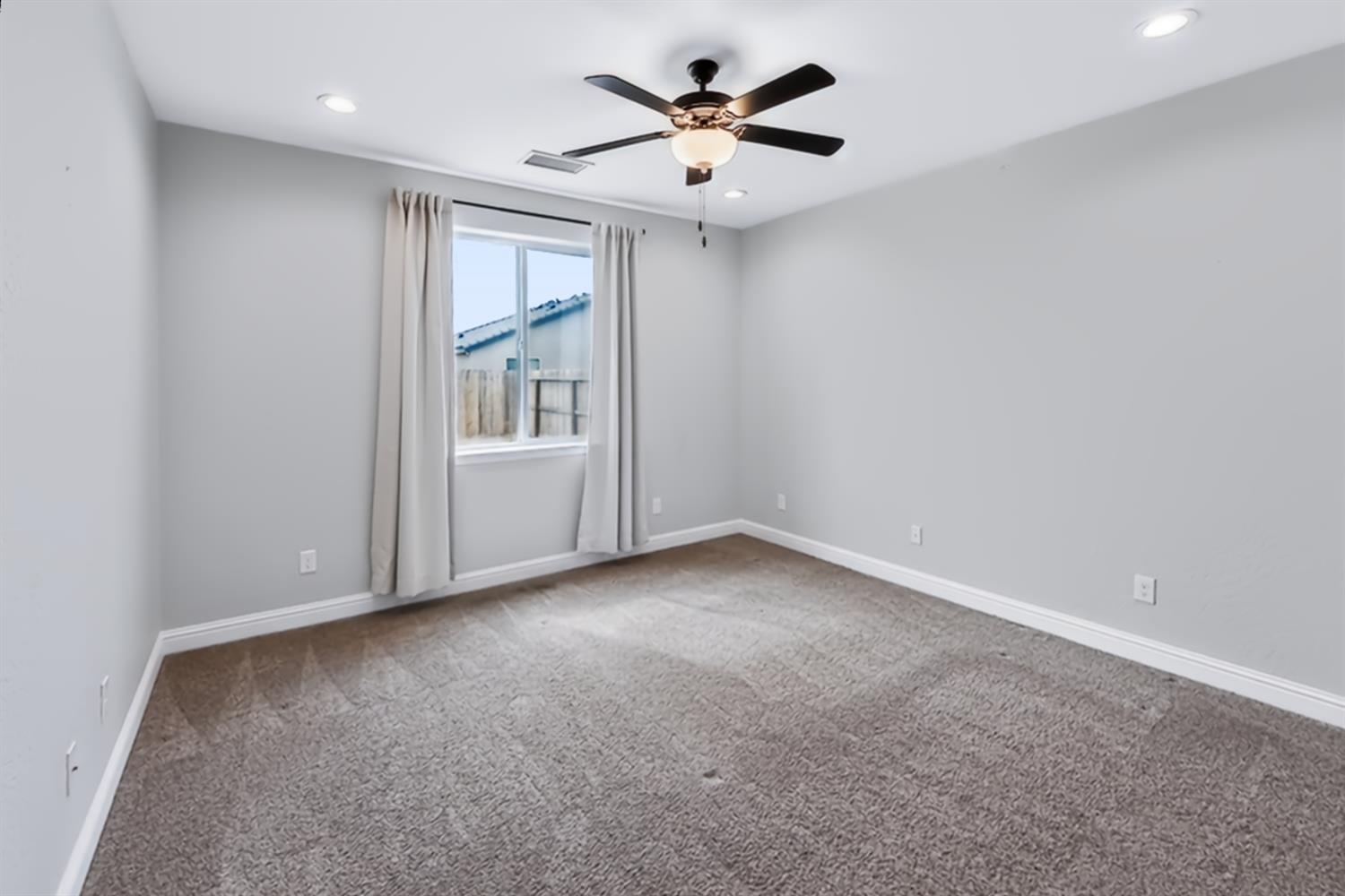 1140 Wasatch Dr, Madera, CA 93638