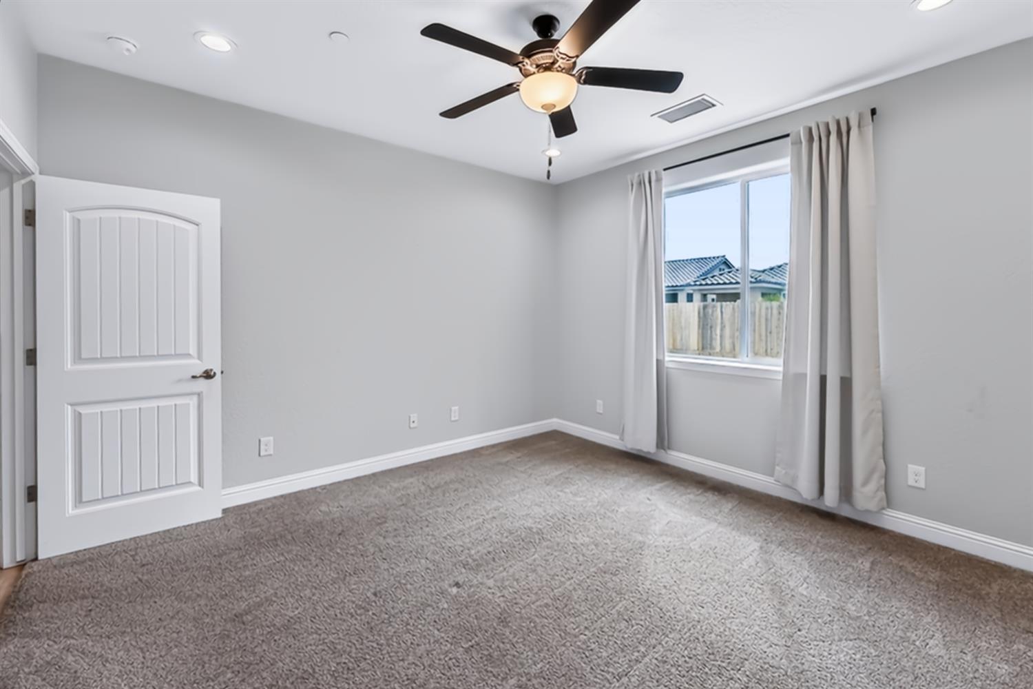 1140 Wasatch Dr, Madera, CA 93638