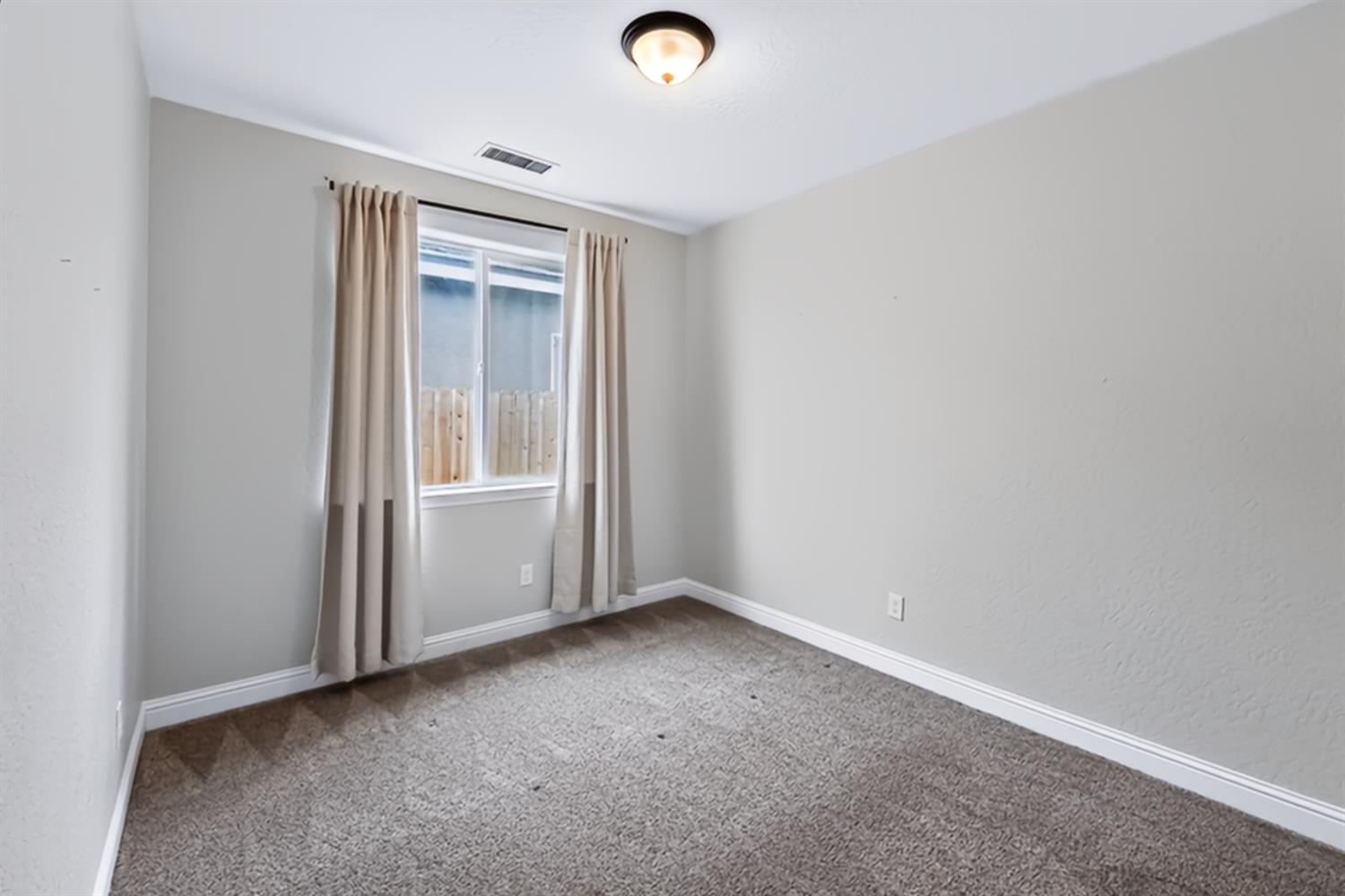 1140 Wasatch Dr, Madera, CA 93638