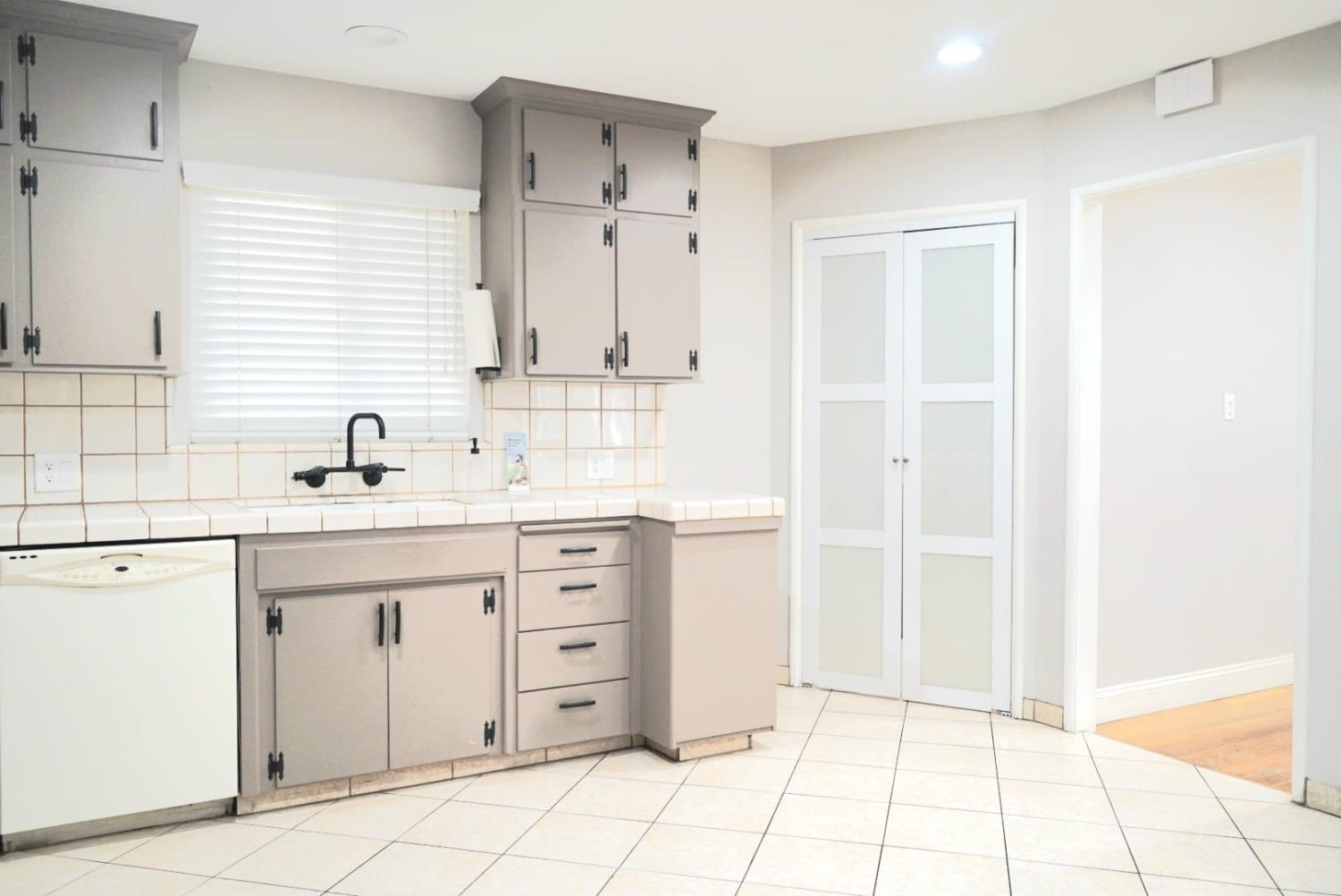 3903 E Bellaire Way, Fresno, CA 93726