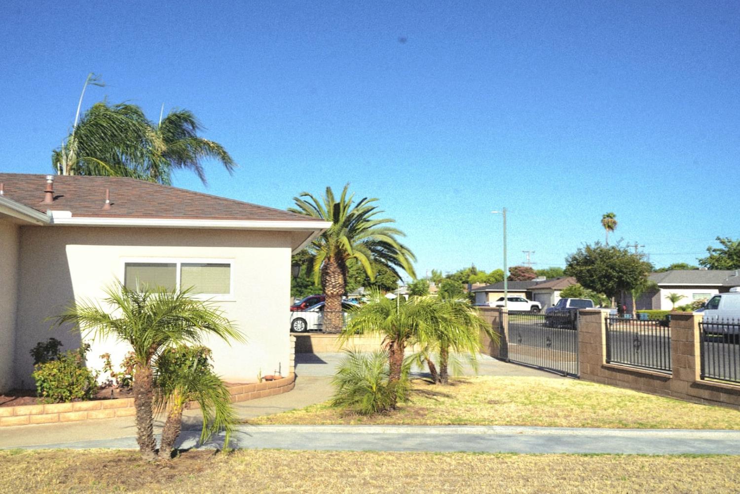 3903 E Bellaire Way, Fresno, CA 93726