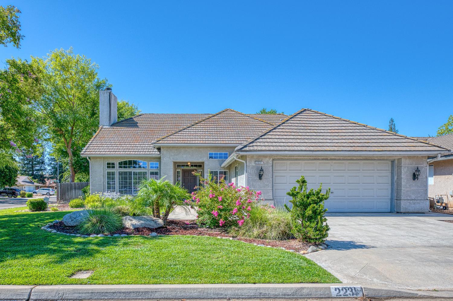 2231 E Pryor Dr, Fresno, CA 93720