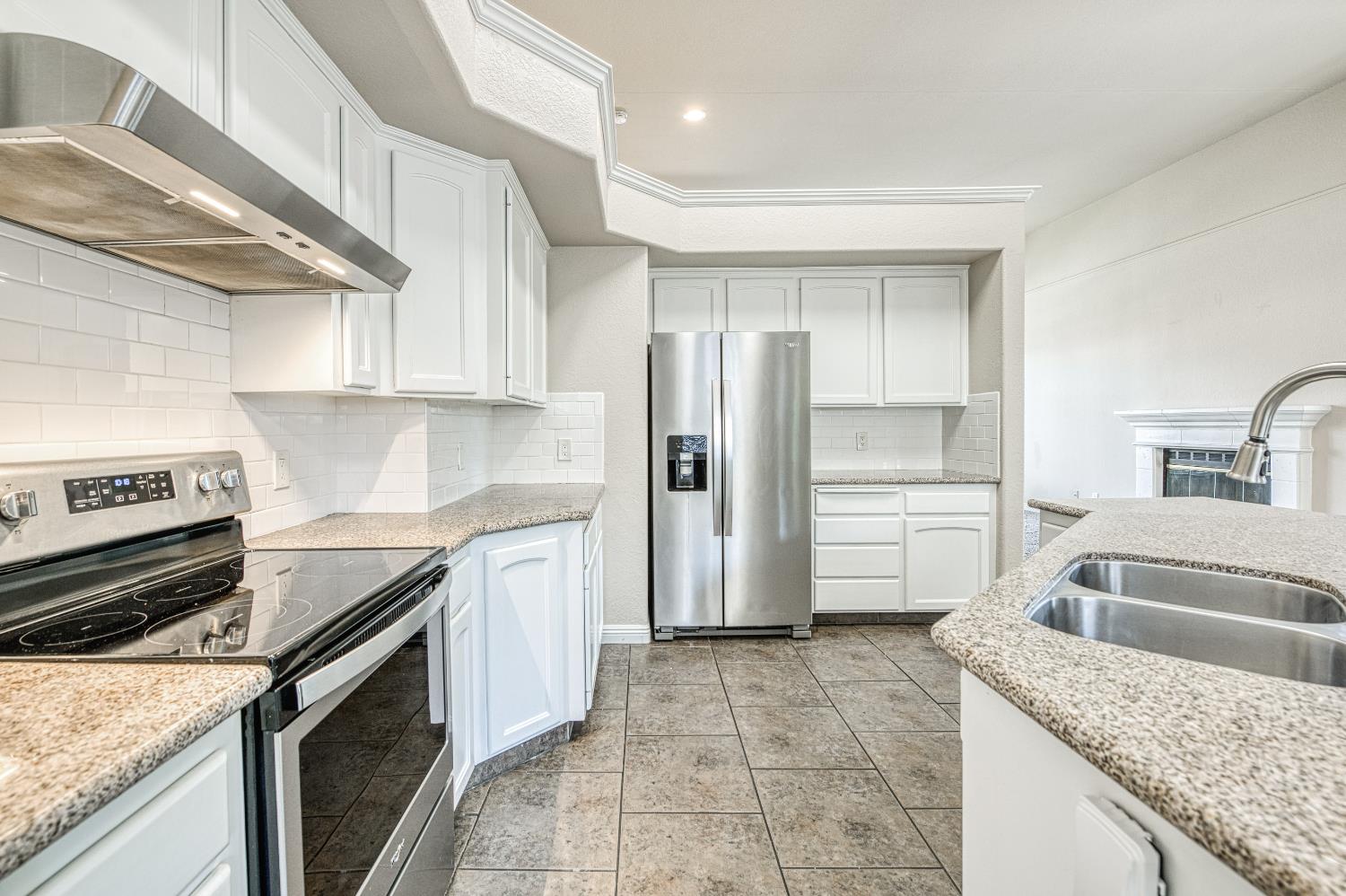 2231 E Pryor Dr, Fresno, CA 93720