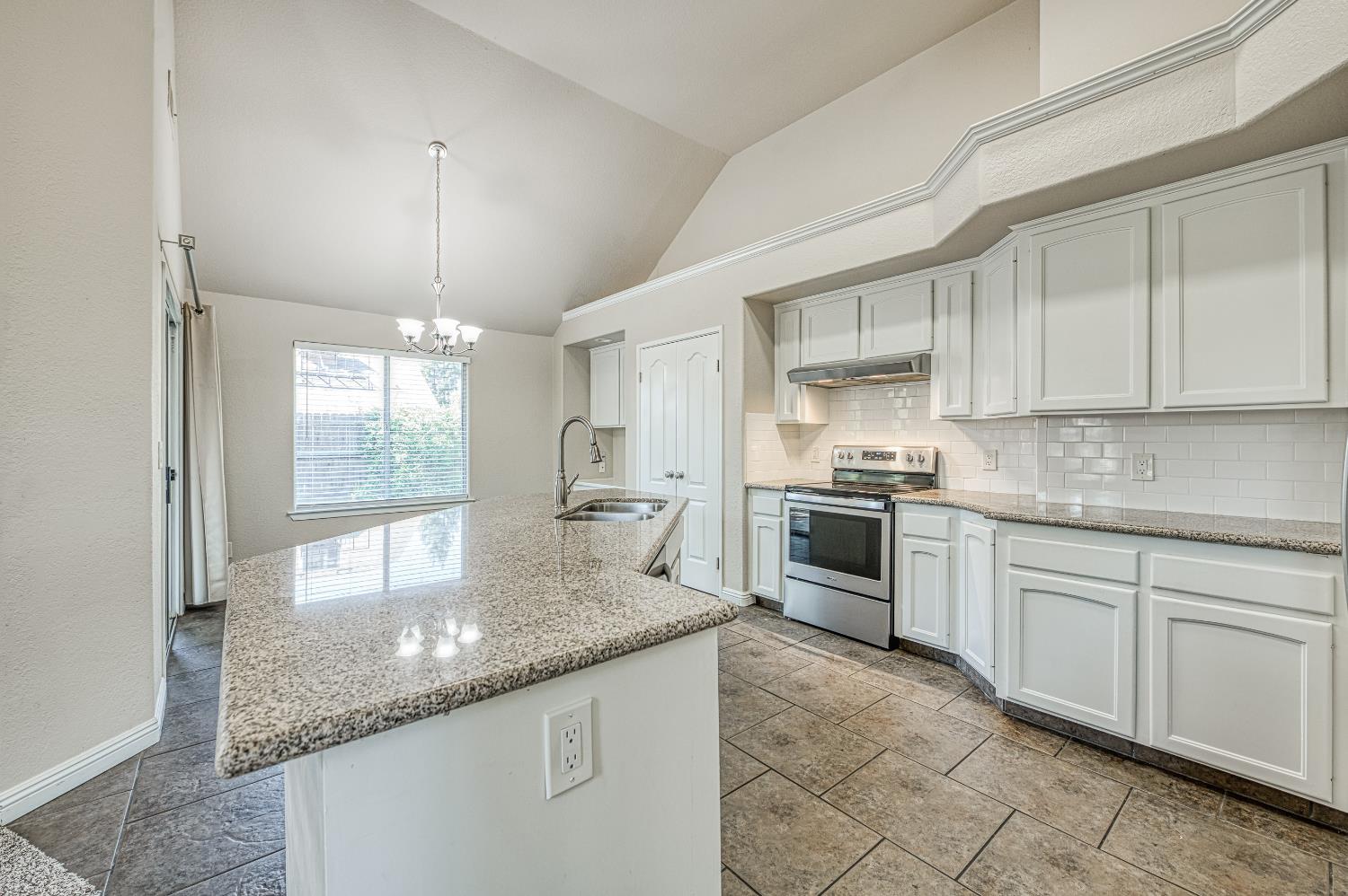 2231 E Pryor Dr, Fresno, CA 93720