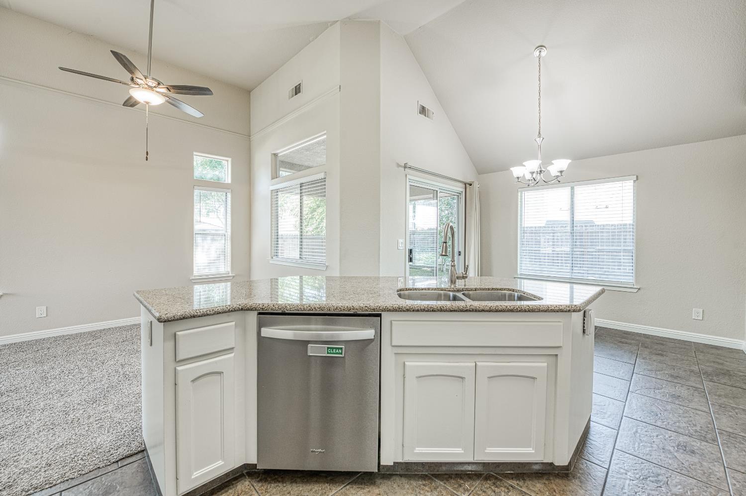 2231 E Pryor Dr, Fresno, CA 93720