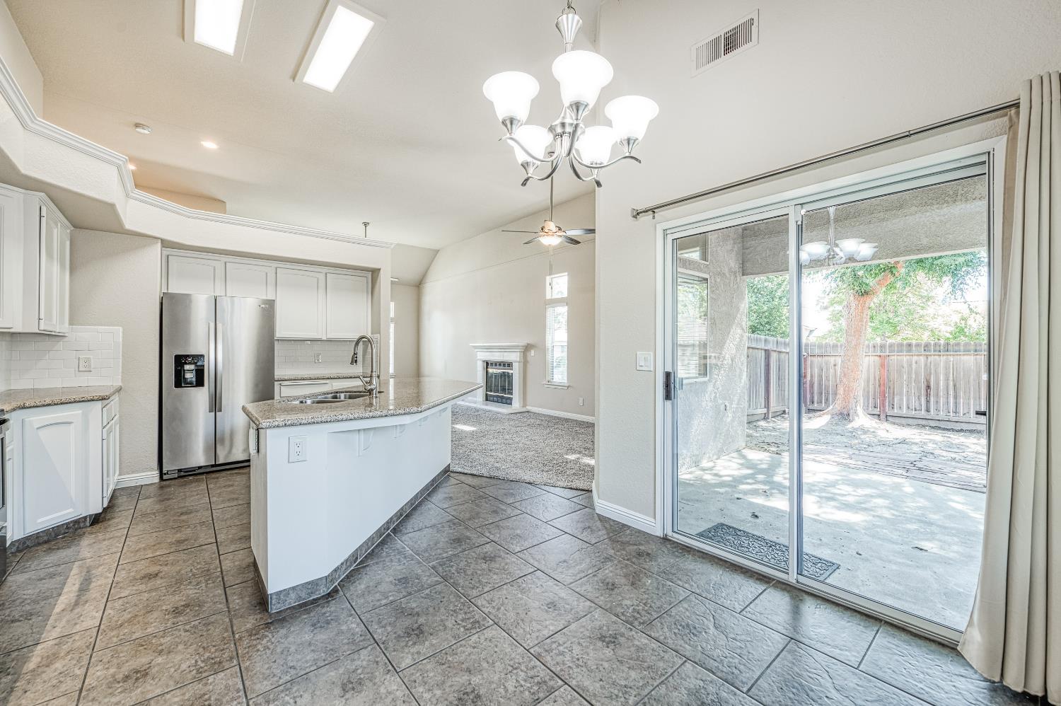 2231 E Pryor Dr, Fresno, CA 93720