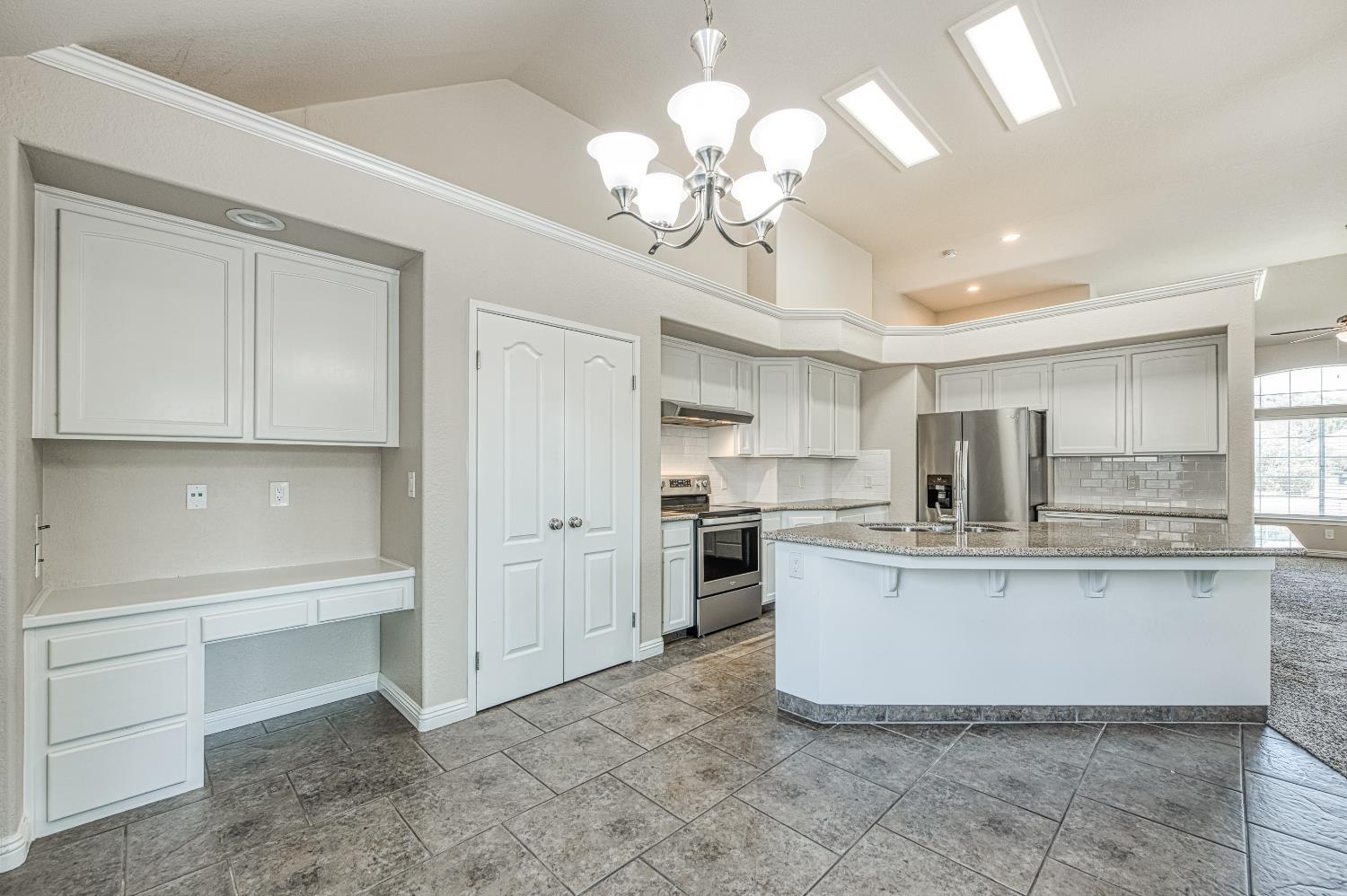 2231 E Pryor Dr, Fresno, CA 93720