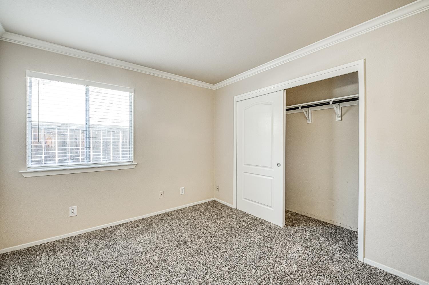 2231 E Pryor Dr, Fresno, CA 93720