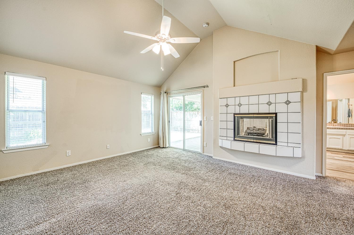 2231 E Pryor Dr, Fresno, CA 93720
