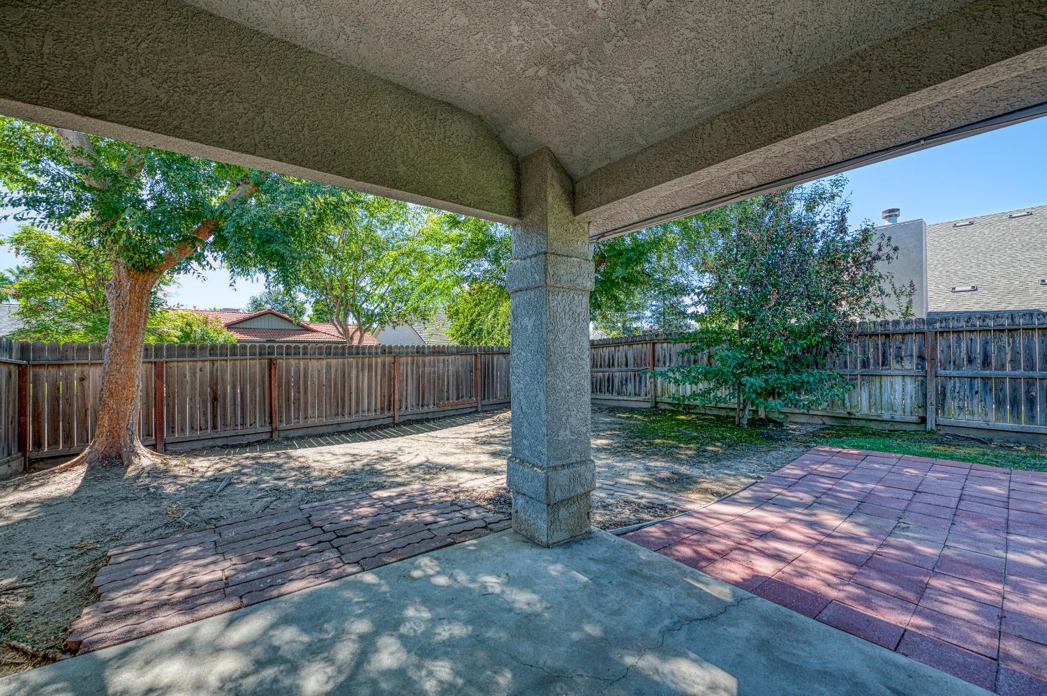 2231 E Pryor Dr, Fresno, CA 93720