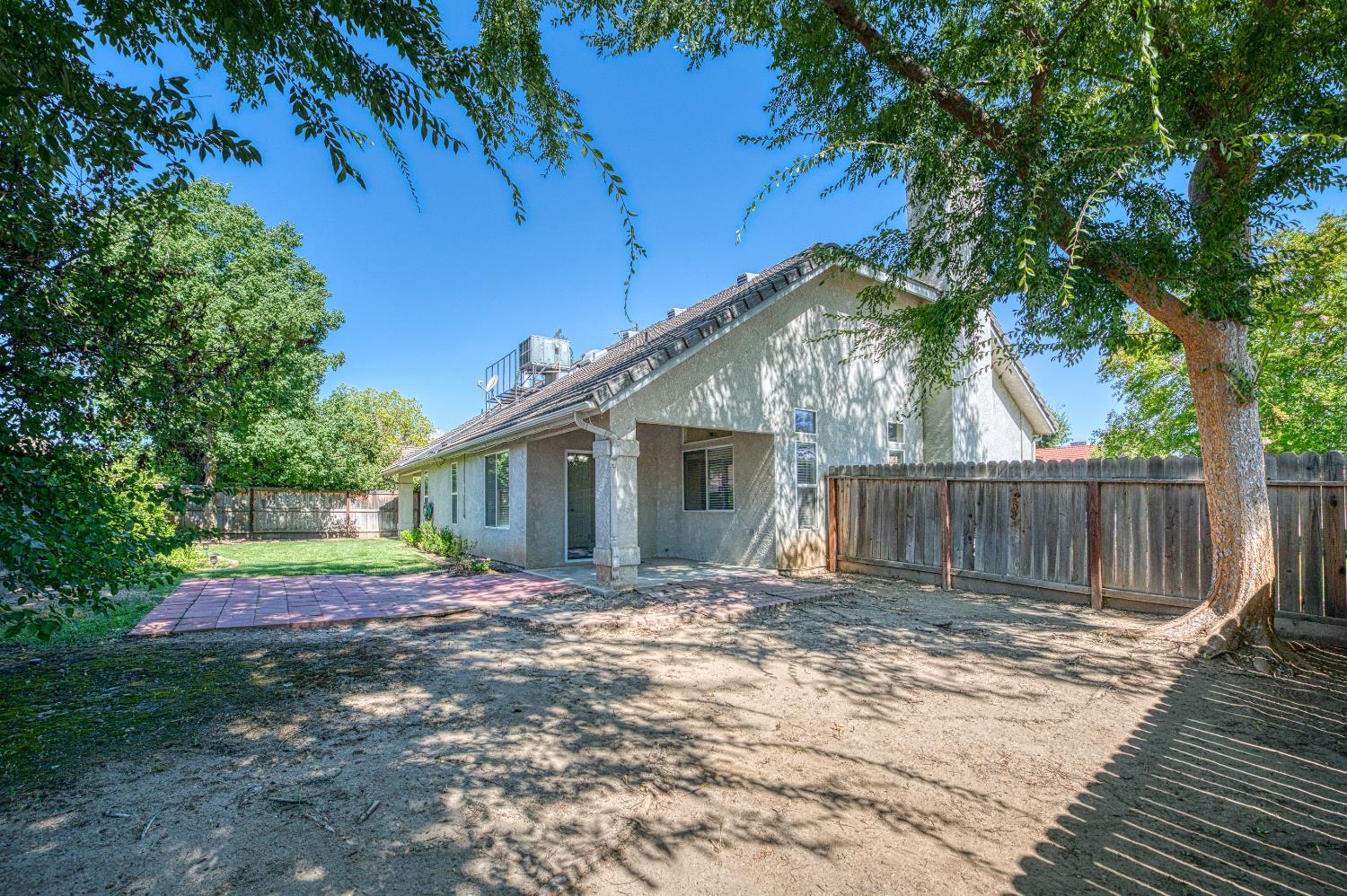 2231 E Pryor Dr, Fresno, CA 93720
