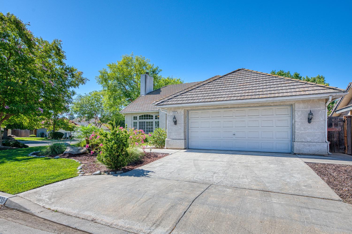 2231 E Pryor Dr, Fresno, CA 93720