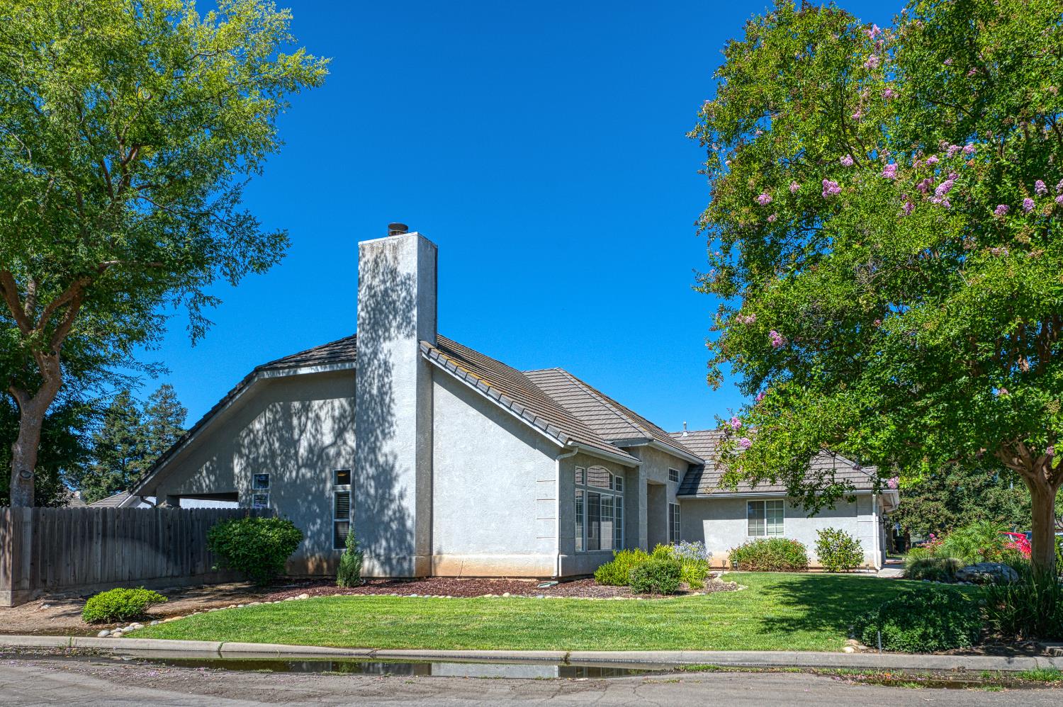 2231 E Pryor Dr, Fresno, CA 93720