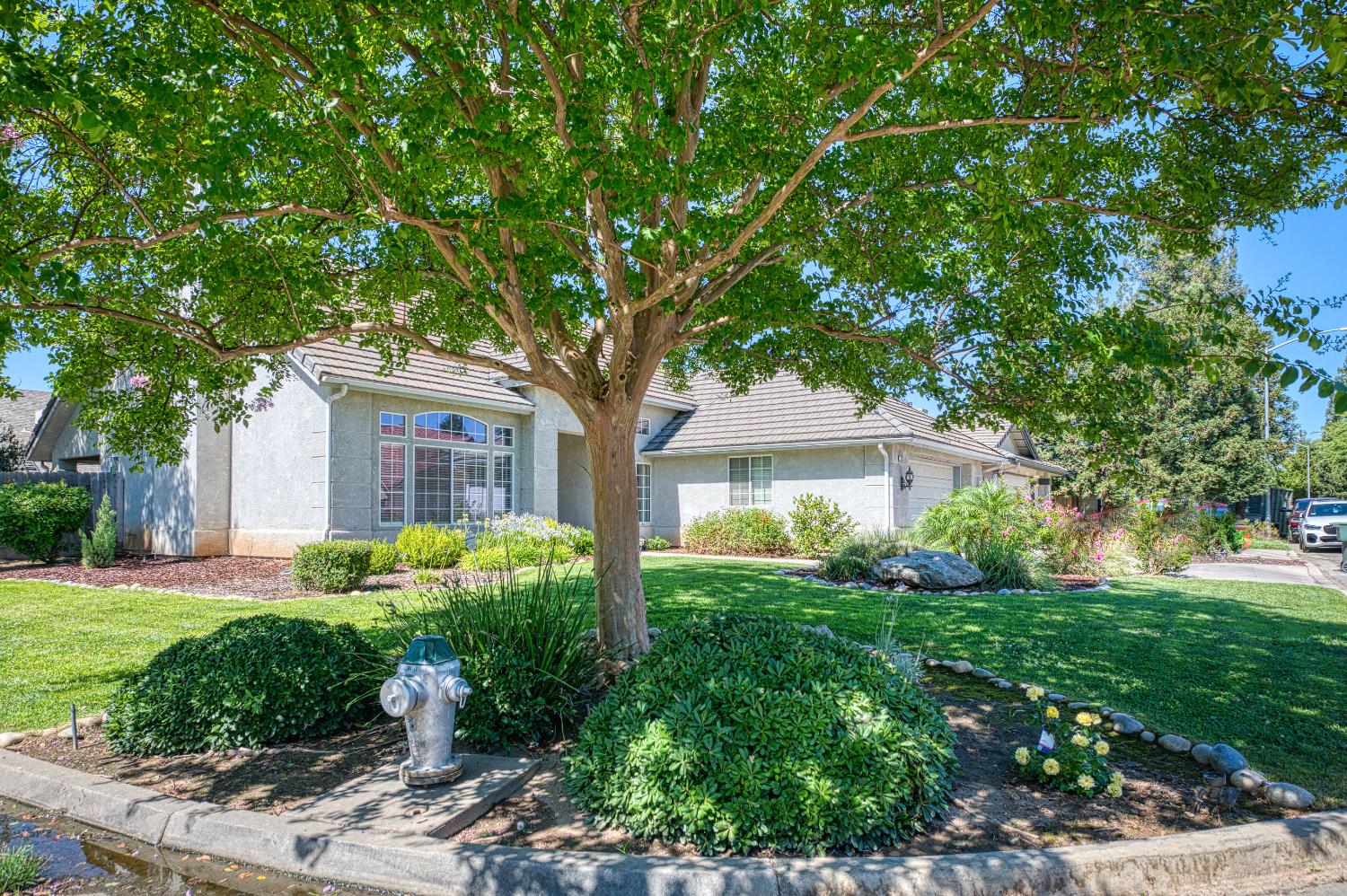 2231 E Pryor Dr, Fresno, CA 93720
