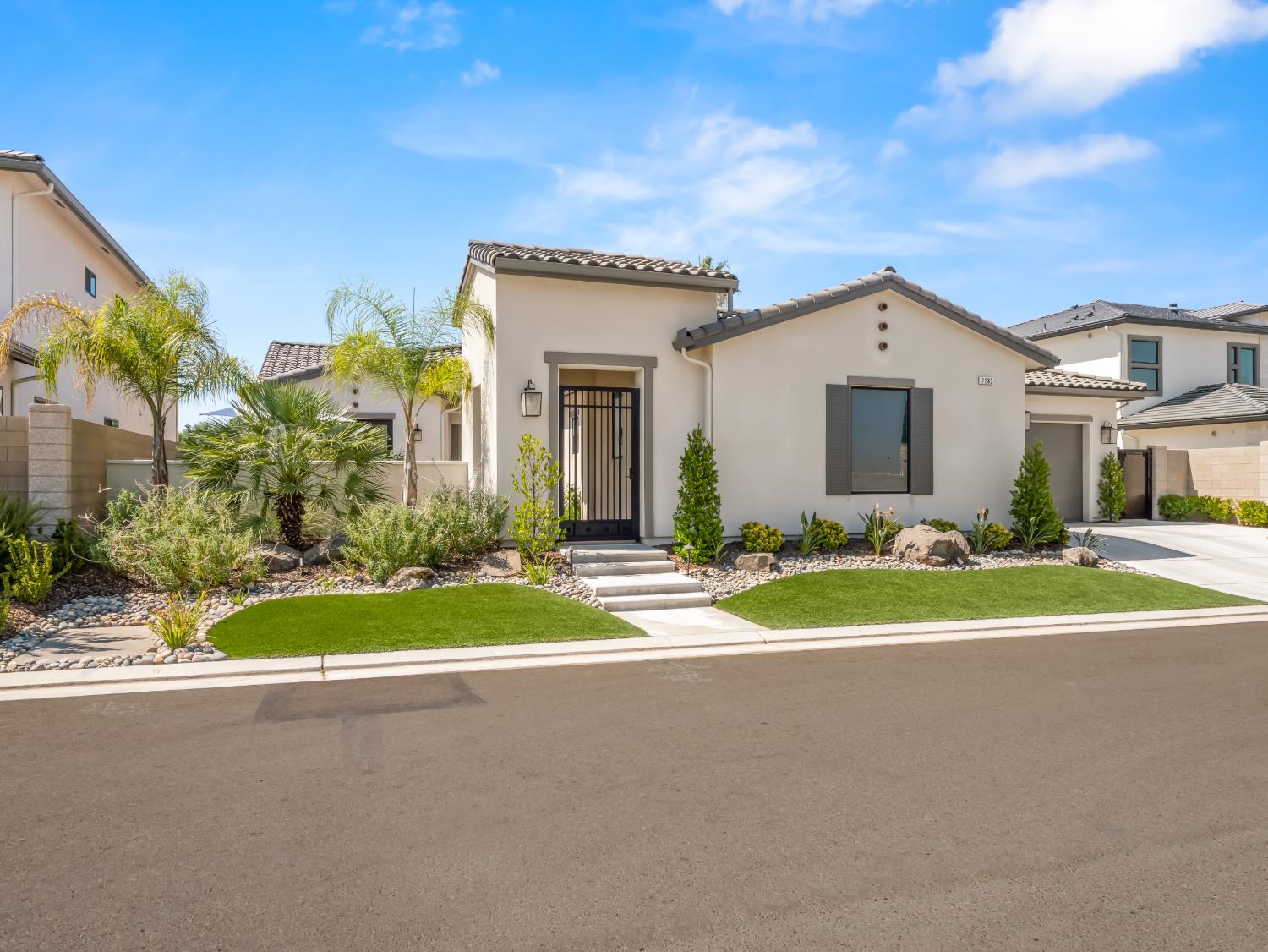 2283 E Courtside Dr, Fresno, CA 93730