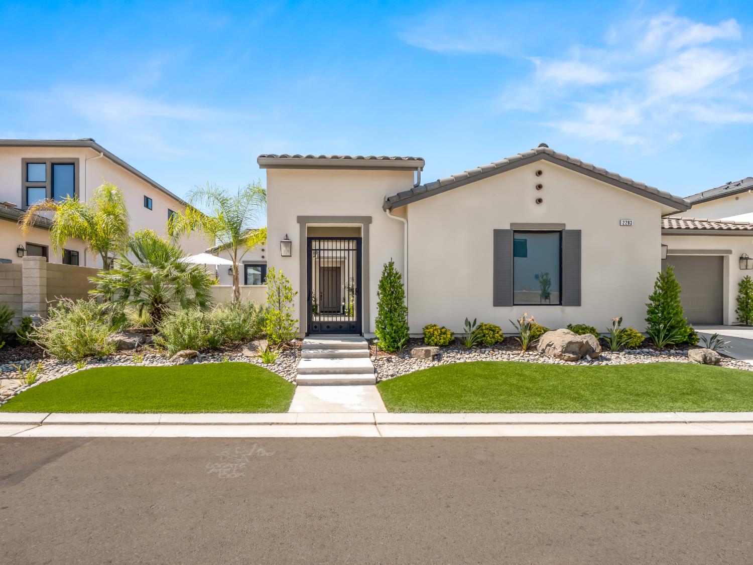 2283 E Courtside Dr, Fresno, CA 93730
