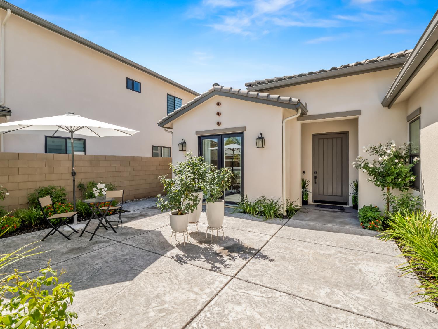 2283 E Courtside Dr, Fresno, CA 93730