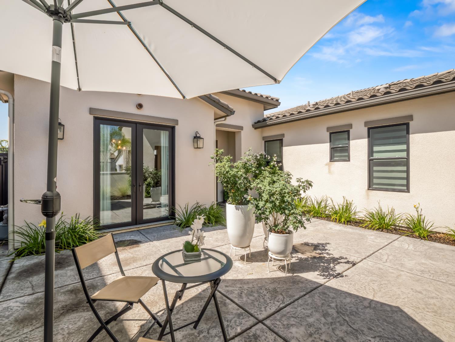 2283 E Courtside Dr, Fresno, CA 93730