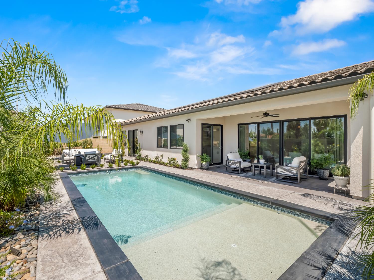 2283 E Courtside Dr, Fresno, CA 93730