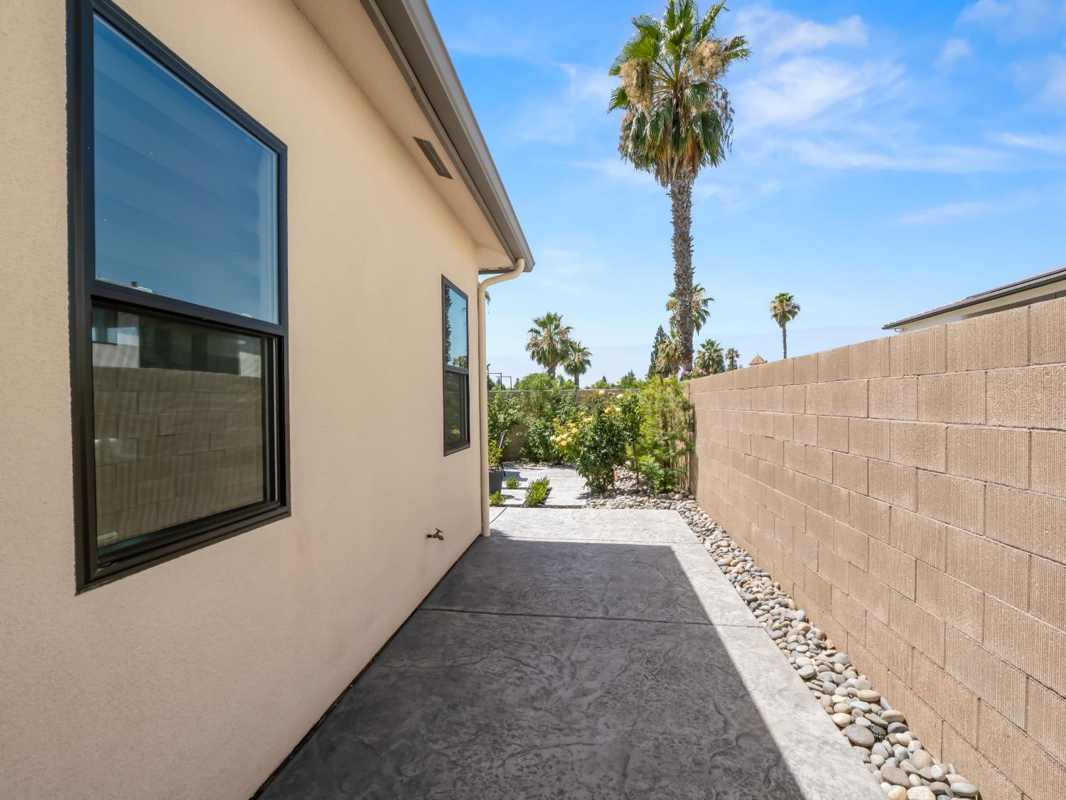 2283 E Courtside Dr, Fresno, CA 93730