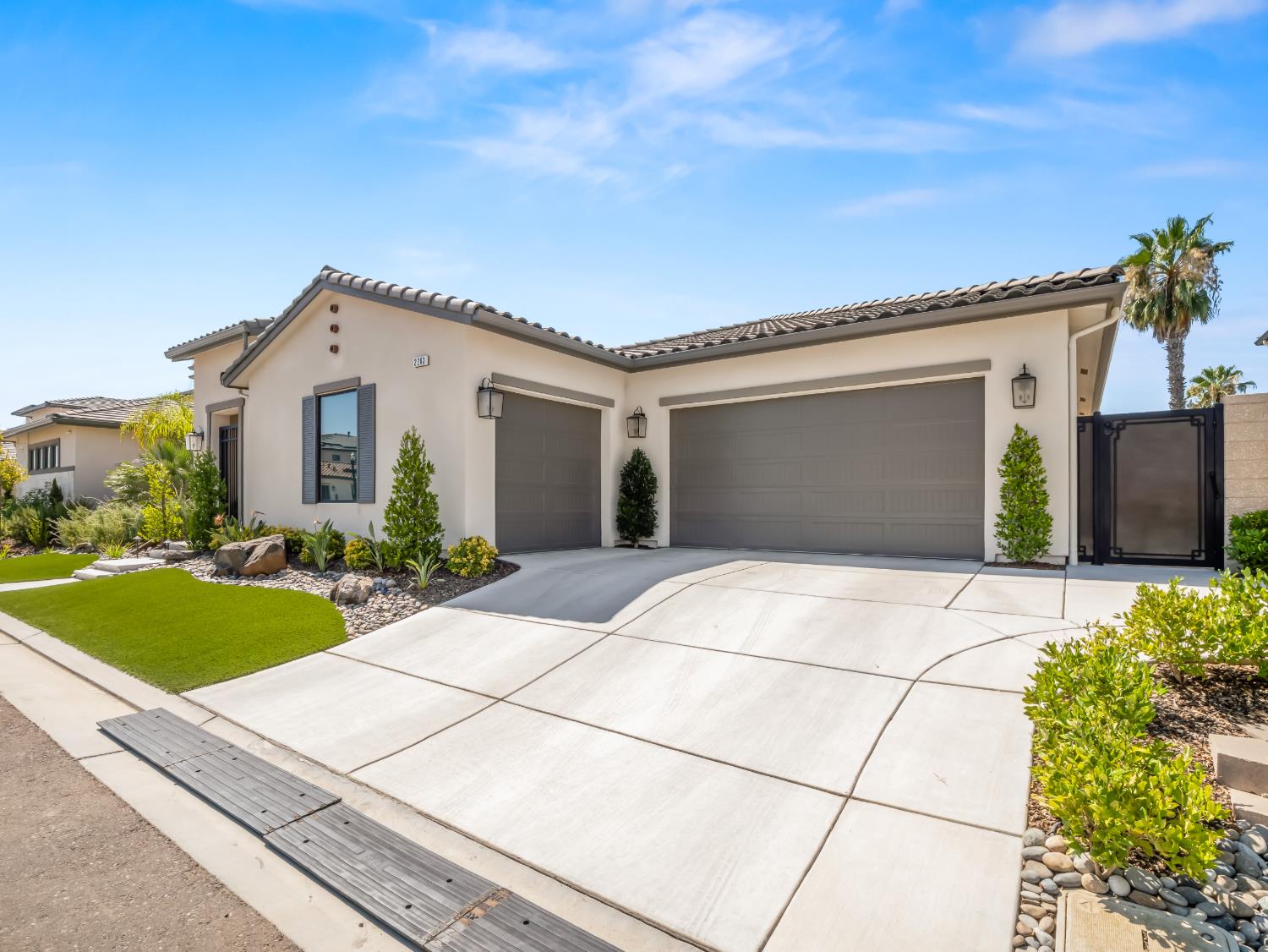 2283 E Courtside Dr, Fresno, CA 93730