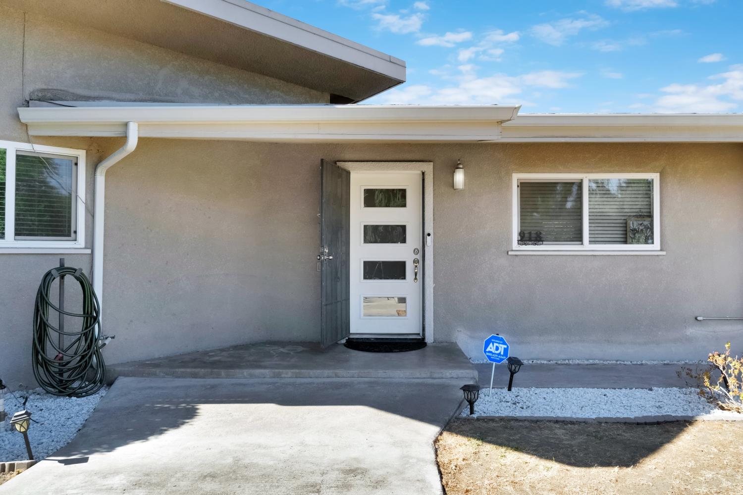 918 E Hampton Way, Fresno, CA 93704