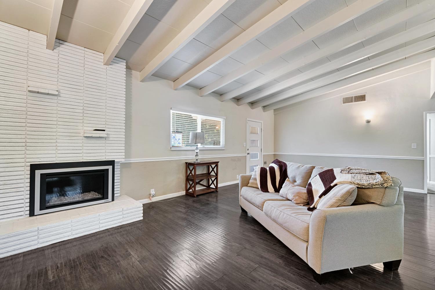 918 E Hampton Way, Fresno, CA 93704