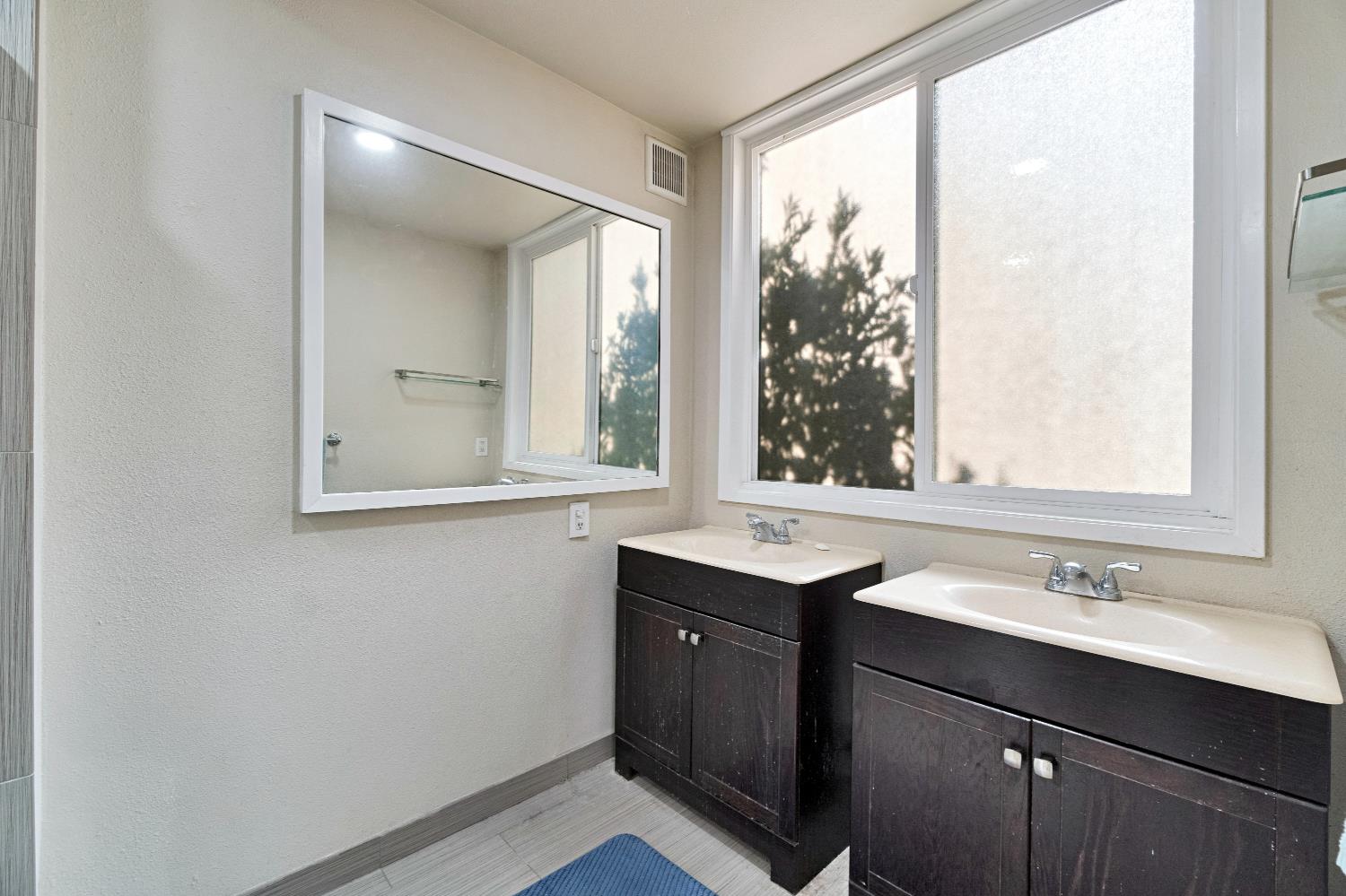 918 E Hampton Way, Fresno, CA 93704